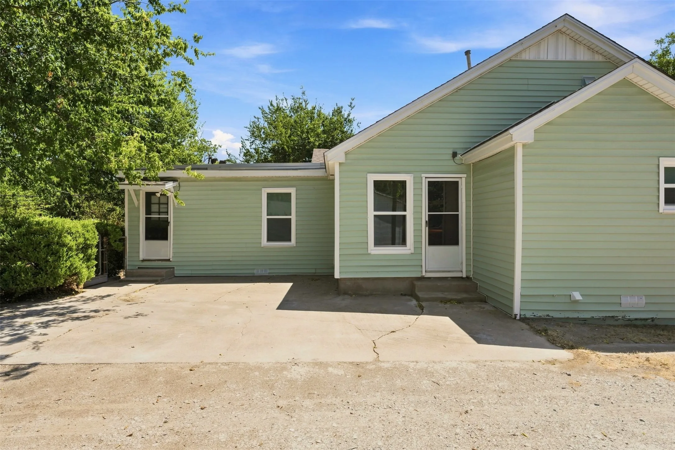 Single Family Residence For Sale in Mc Lennan County , 711 N 35th Street, Waco, Texas 76710, 3 Bedroom, 2 Bathroom, Garage spaces, 1,476 Sqft, built in 1939, mls#21368834, Real Estate Agent in Waco, Homes For Sale in Mc Lennan county, Homes For Sale in Waco, Realtor in Waco Texas, Real Estate Brokerage Independent Realty Texas, Luminita Cordes Realtor
