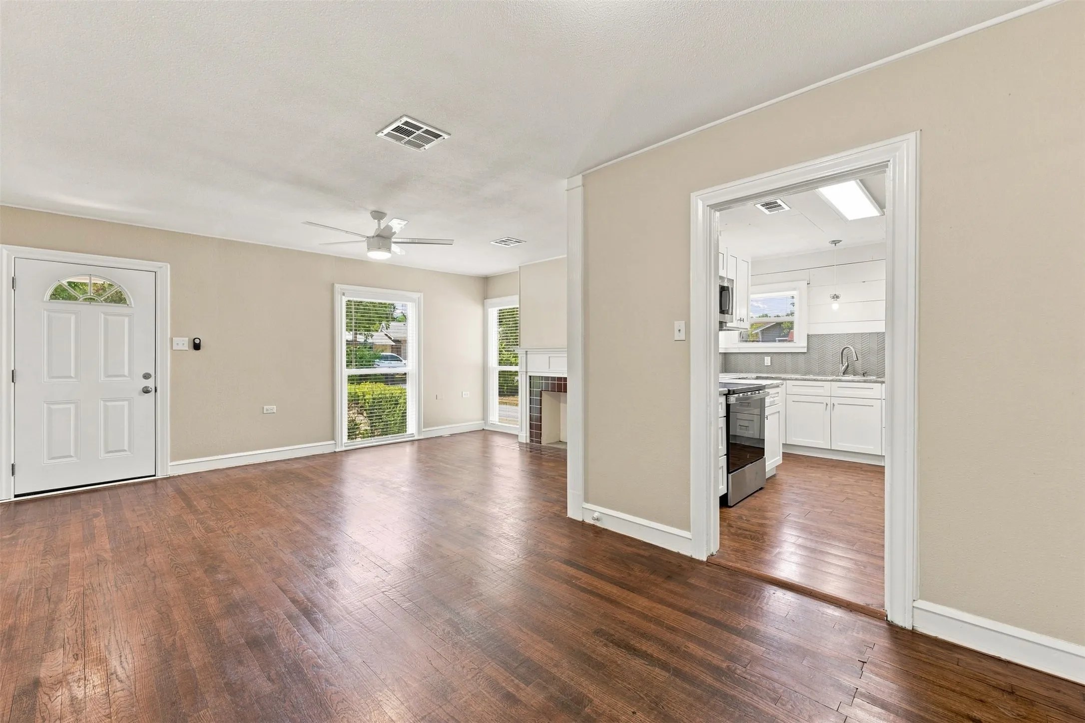 Single Family Residence For Sale in Mc Lennan County , 711 N 35th Street, Waco, Texas 76710, 3 Bedroom, 2 Bathroom, Garage spaces, 1,476 Sqft, built in 1939, mls#21368834, Real Estate Agent in Waco, Homes For Sale in Mc Lennan county, Homes For Sale in Waco, Realtor in Waco Texas, Real Estate Brokerage Independent Realty Texas, Luminita Cordes Realtor