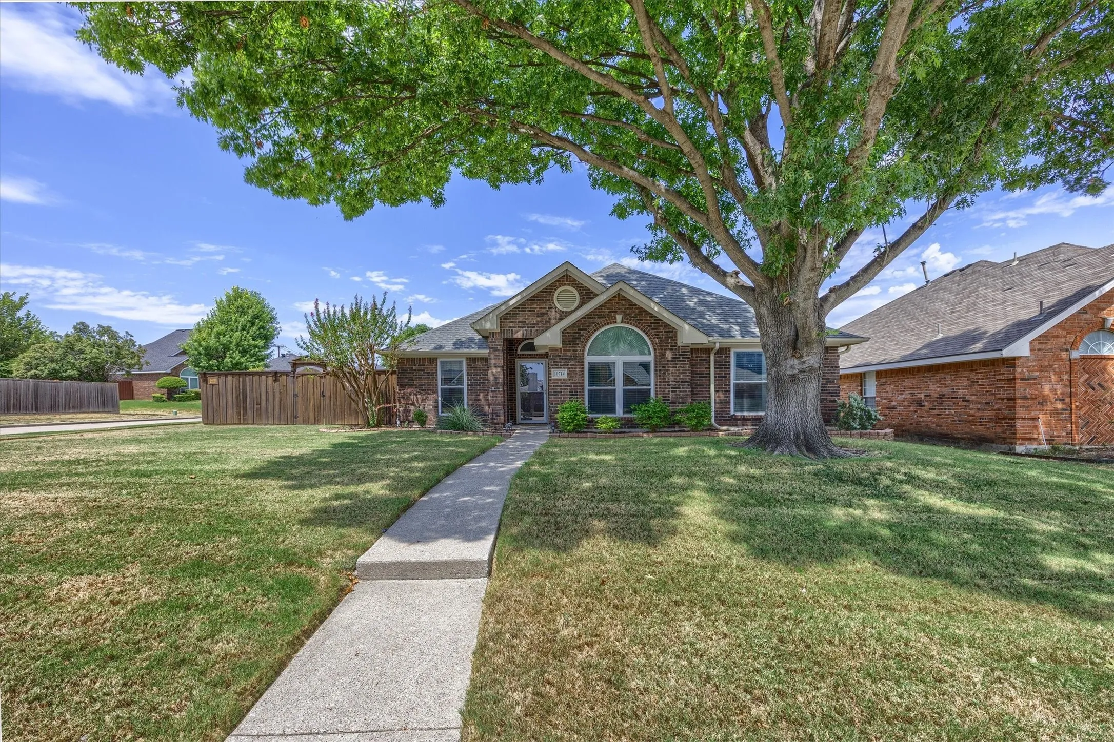 Single Family Residence For Sale in Collin County , 10714 Huntington Road, Frisco, Texas 75035, 3 Bedroom, 2 Bathroom, 2 Garage spaces, 1,346 Sqft, built in 1992, mls#21365069, Real Estate Agent in Frisco, Homes For Sale in Collin county, Homes For Sale in Frisco, Realtor in Frisco Texas, Real Estate Brokerage Independent Realty Texas, Luminita Cordes Realtor