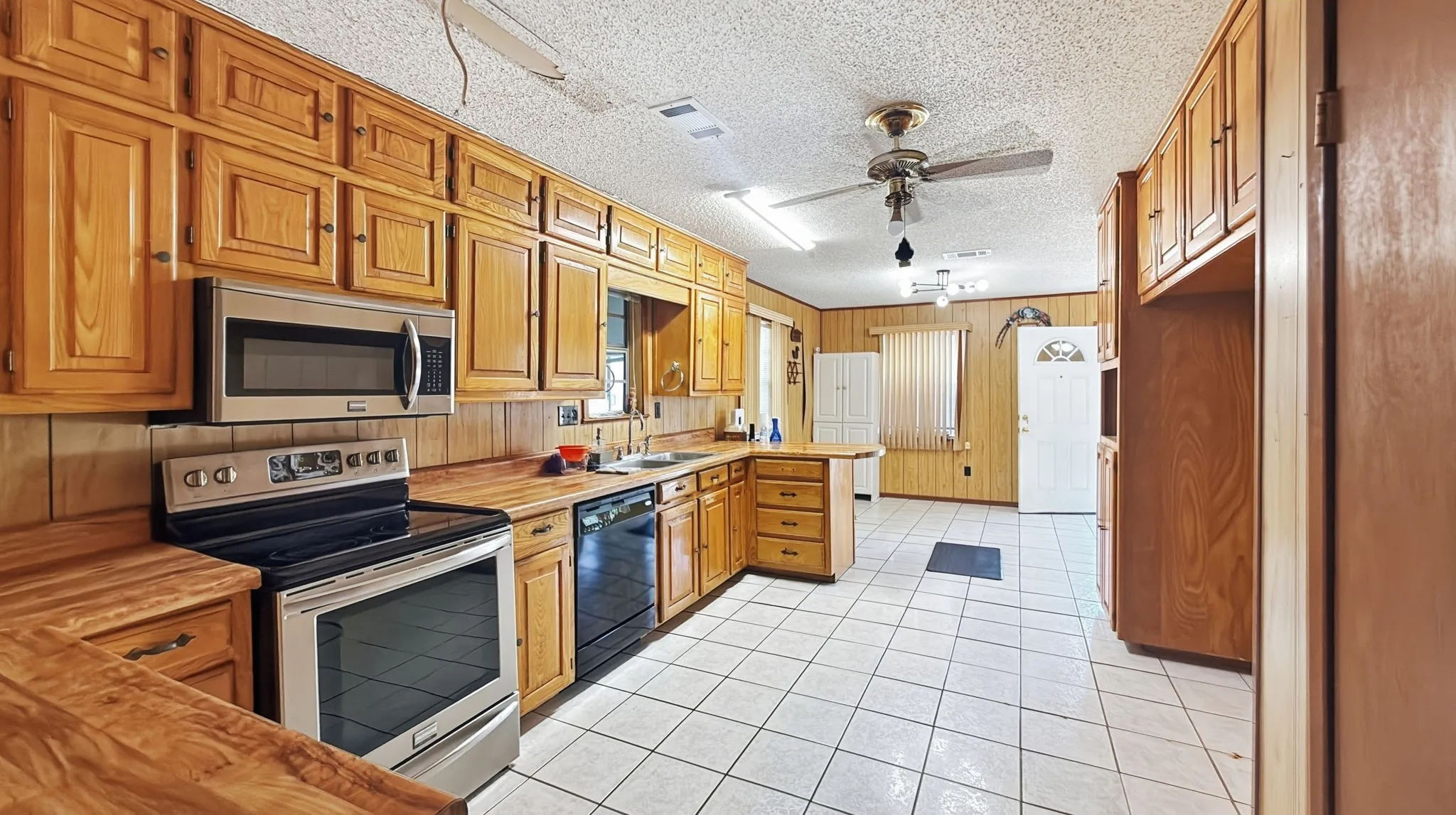 Single Family Residence For Sale in Grayson County , 97 Heddingham Drive, Gordonville, Texas 76245, 2 Bedroom, 2 Bathroom, 2 Garage spaces, 1,685 Sqft, built in 1982, mls#21369909, Real Estate Agent in Gordonville, Homes For Sale in Grayson county, Homes For Sale in Gordonville, Realtor in Gordonville Texas, Real Estate Brokerage Independent Realty Texas, Luminita Cordes Realtor