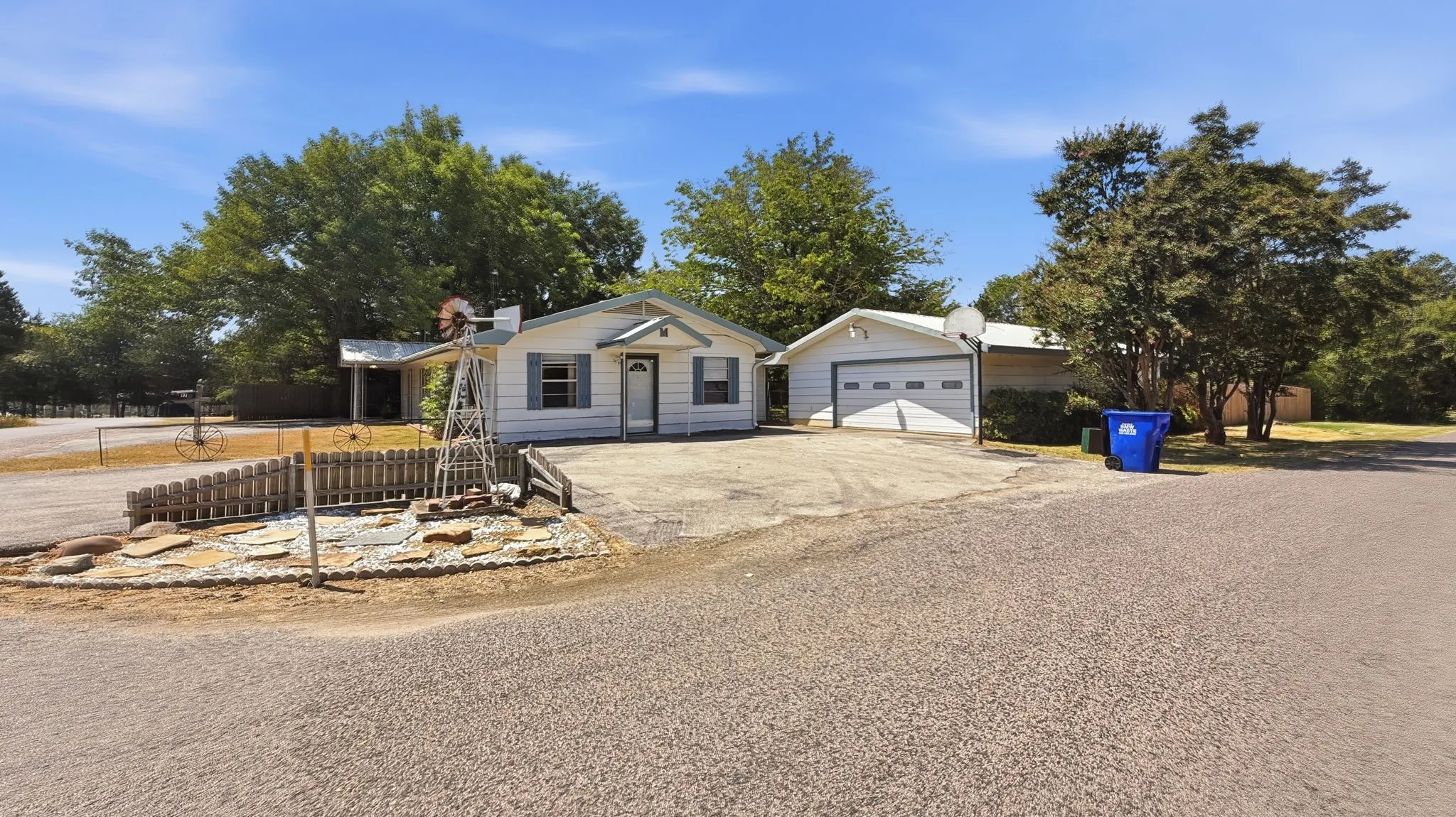 Single Family Residence For Sale in Grayson County , 97 Heddingham Drive, Gordonville, Texas 76245, 2 Bedroom, 2 Bathroom, 2 Garage spaces, 1,685 Sqft, built in 1982, mls#21369909, Real Estate Agent in Gordonville, Homes For Sale in Grayson county, Homes For Sale in Gordonville, Realtor in Gordonville Texas, Real Estate Brokerage Independent Realty Texas, Luminita Cordes Realtor
