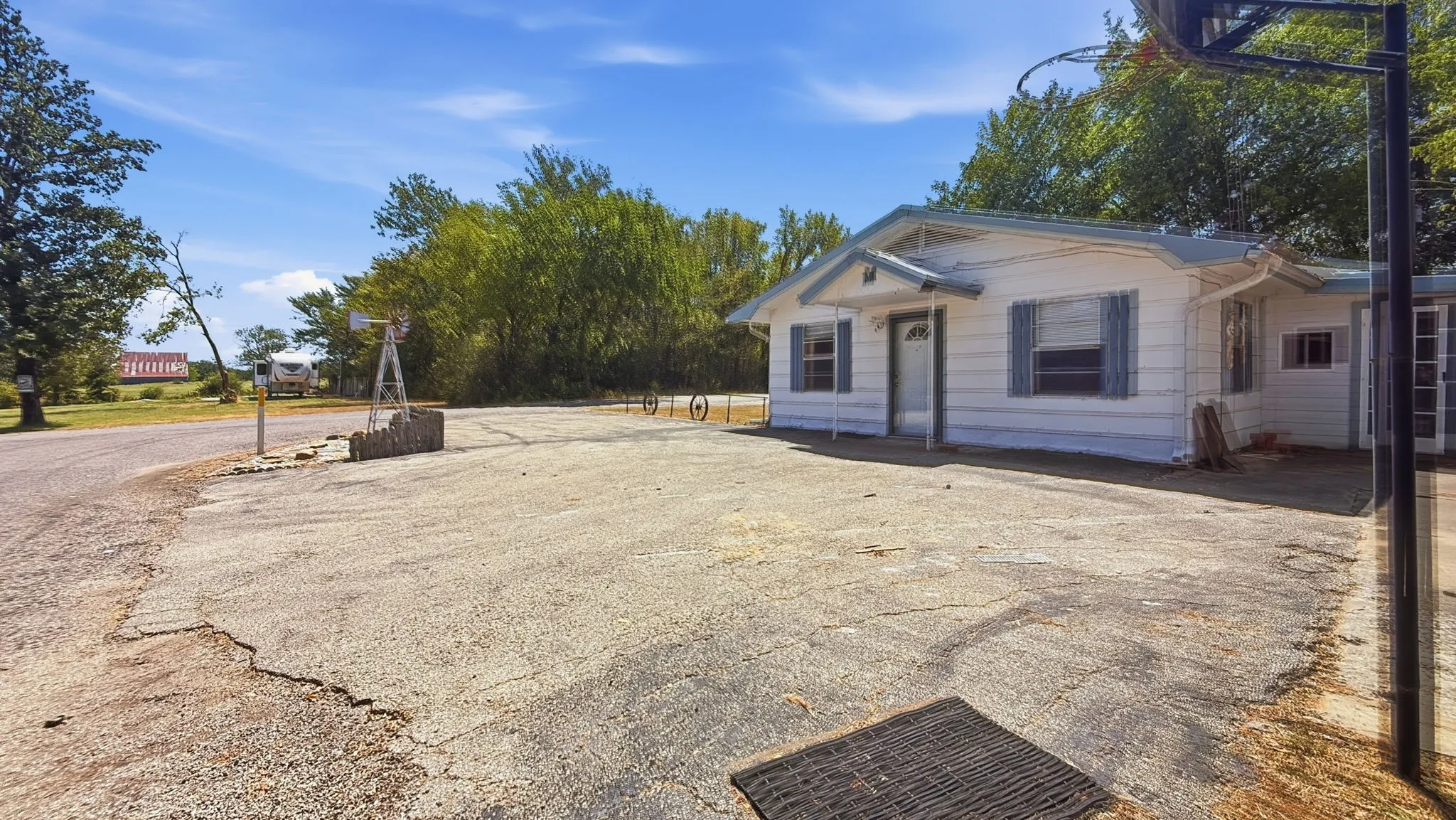 Single Family Residence For Sale in Grayson County , 97 Heddingham Drive, Gordonville, Texas 76245, 2 Bedroom, 2 Bathroom, 2 Garage spaces, 1,685 Sqft, built in 1982, mls#21369909, Real Estate Agent in Gordonville, Homes For Sale in Grayson county, Homes For Sale in Gordonville, Realtor in Gordonville Texas, Real Estate Brokerage Independent Realty Texas, Luminita Cordes Realtor