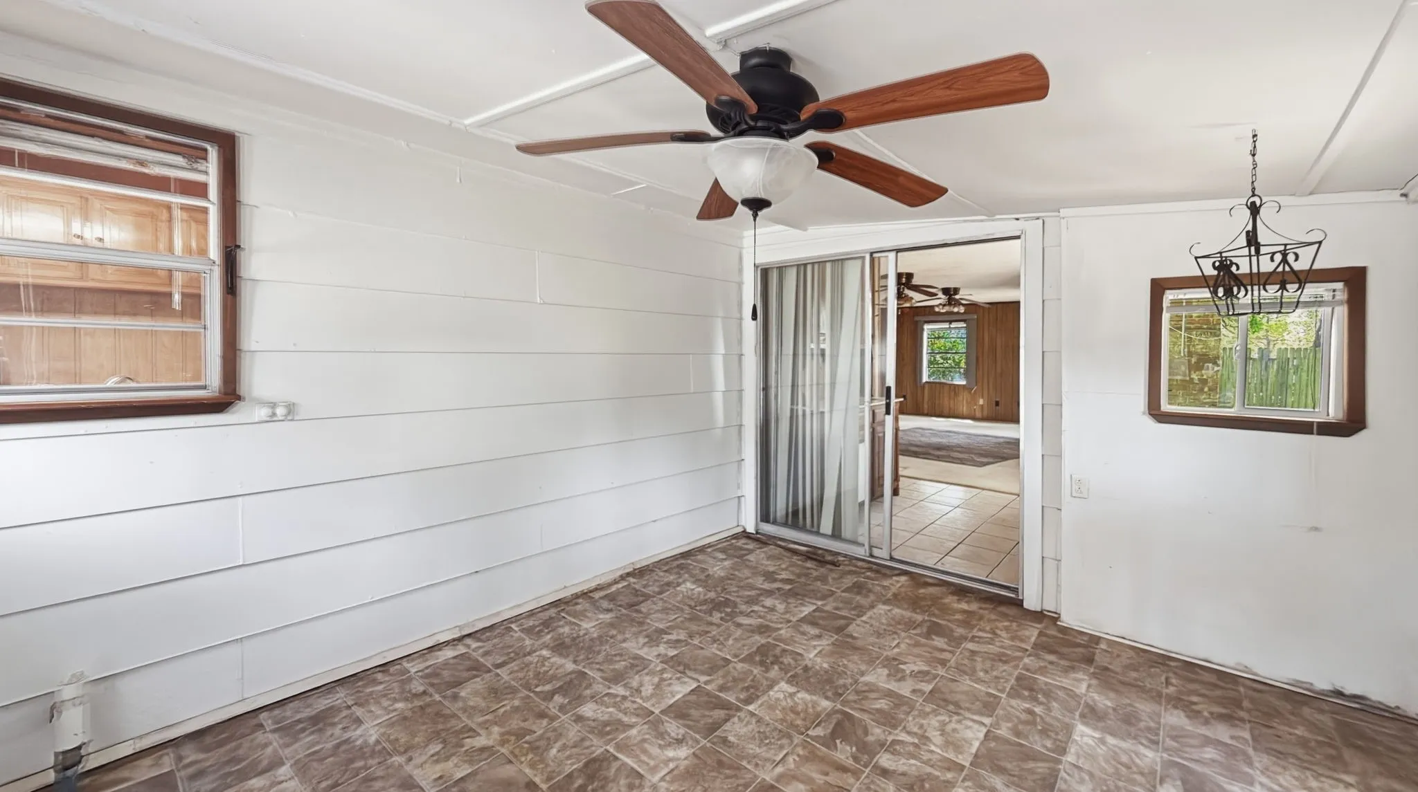 Single Family Residence For Sale in Grayson County , 97 Heddingham Drive, Gordonville, Texas 76245, 2 Bedroom, 2 Bathroom, 2 Garage spaces, 1,685 Sqft, built in 1982, mls#21369909, Real Estate Agent in Gordonville, Homes For Sale in Grayson county, Homes For Sale in Gordonville, Realtor in Gordonville Texas, Real Estate Brokerage Independent Realty Texas, Luminita Cordes Realtor