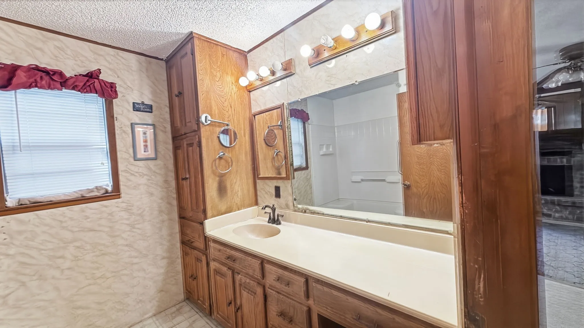 Single Family Residence For Sale in Grayson County , 97 Heddingham Drive, Gordonville, Texas 76245, 2 Bedroom, 2 Bathroom, 2 Garage spaces, 1,685 Sqft, built in 1982, mls#21369909, Real Estate Agent in Gordonville, Homes For Sale in Grayson county, Homes For Sale in Gordonville, Realtor in Gordonville Texas, Real Estate Brokerage Independent Realty Texas, Luminita Cordes Realtor