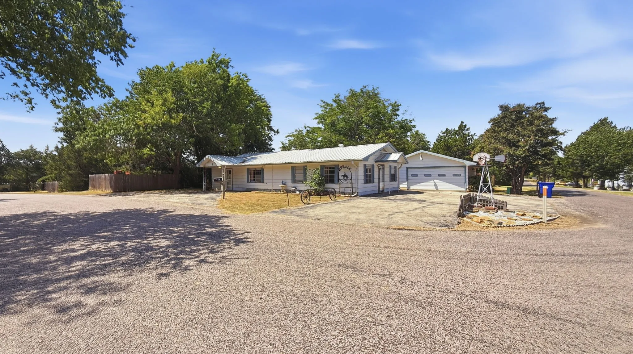 Single Family Residence For Sale in Grayson County , 97 Heddingham Drive, Gordonville, Texas 76245, 2 Bedroom, 2 Bathroom, 2 Garage spaces, 1,685 Sqft, built in 1982, mls#21369909, Real Estate Agent in Gordonville, Homes For Sale in Grayson county, Homes For Sale in Gordonville, Realtor in Gordonville Texas, Real Estate Brokerage Independent Realty Texas, Luminita Cordes Realtor