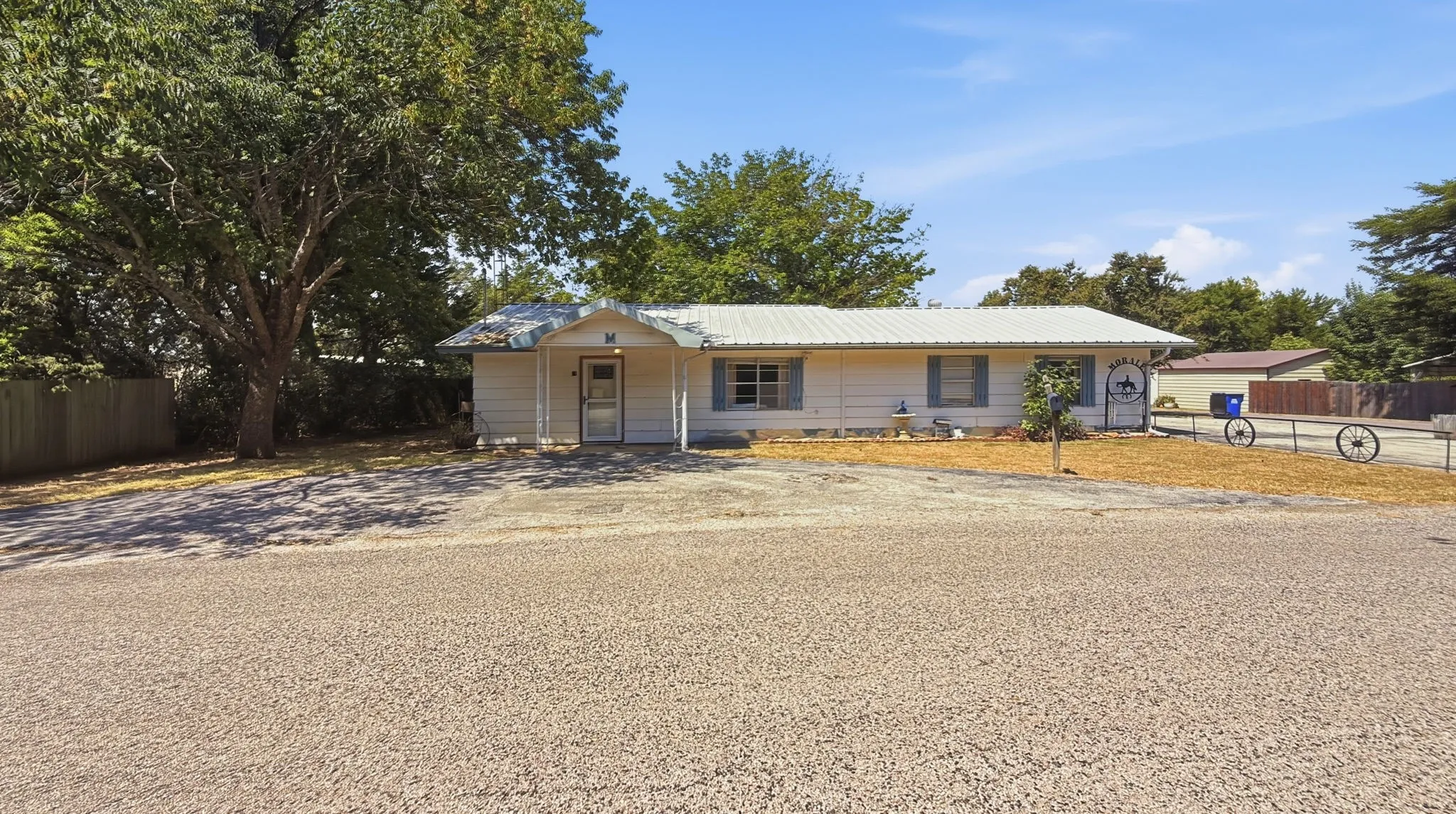 Single Family Residence For Sale in Grayson County , 97 Heddingham Drive, Gordonville, Texas 76245, 2 Bedroom, 2 Bathroom, 2 Garage spaces, 1,685 Sqft, built in 1982, mls#21369909, Real Estate Agent in Gordonville, Homes For Sale in Grayson county, Homes For Sale in Gordonville, Realtor in Gordonville Texas, Real Estate Brokerage Independent Realty Texas, Luminita Cordes Realtor