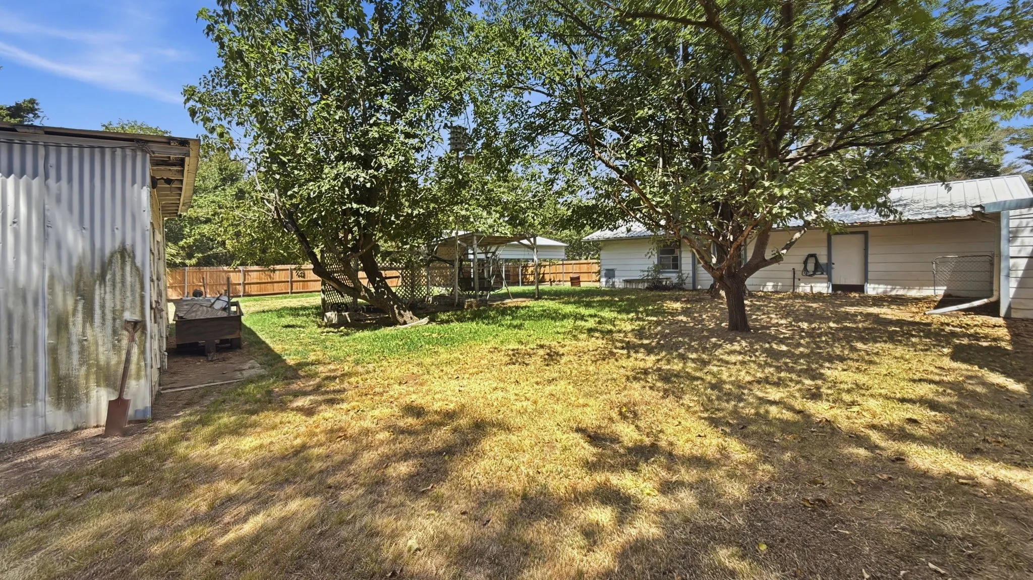 Single Family Residence For Sale in Grayson County , 97 Heddingham Drive, Gordonville, Texas 76245, 2 Bedroom, 2 Bathroom, 2 Garage spaces, 1,685 Sqft, built in 1982, mls#21369909, Real Estate Agent in Gordonville, Homes For Sale in Grayson county, Homes For Sale in Gordonville, Realtor in Gordonville Texas, Real Estate Brokerage Independent Realty Texas, Luminita Cordes Realtor