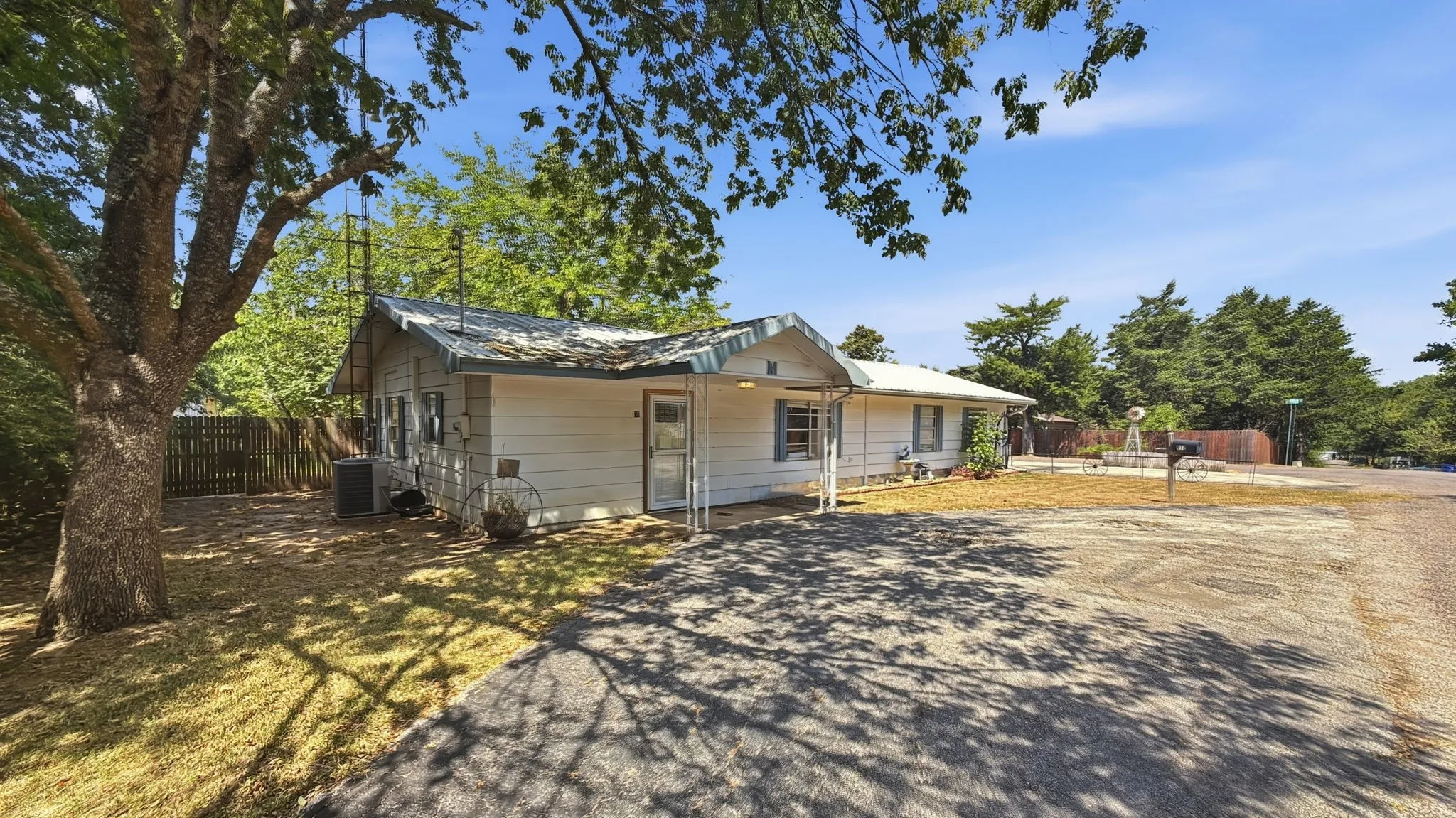 Single Family Residence For Sale in Grayson County , 97 Heddingham Drive, Gordonville, Texas 76245, 2 Bedroom, 2 Bathroom, 2 Garage spaces, 1,685 Sqft, built in 1982, mls#21369909, Real Estate Agent in Gordonville, Homes For Sale in Grayson county, Homes For Sale in Gordonville, Realtor in Gordonville Texas, Real Estate Brokerage Independent Realty Texas, Luminita Cordes Realtor