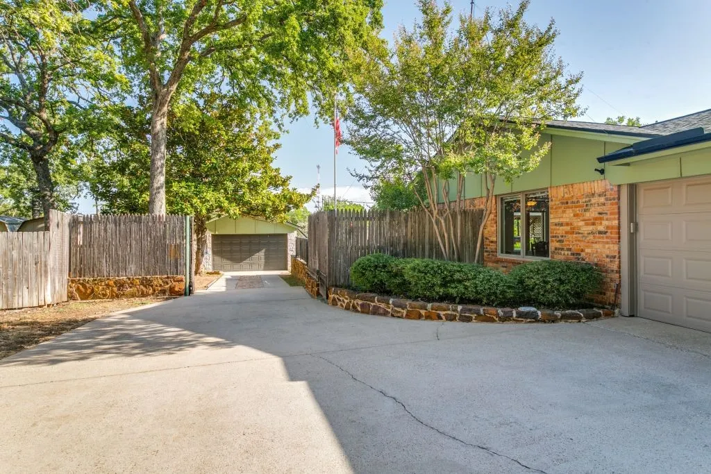 Single Family Residence For Sale in Tarrant County , 409 Brian Drive, Keller, Texas 76248, 3 Bedroom, 2 Bathroom, 2 Garage spaces, 1,503 Sqft, built in 1976, mls#21369936, Real Estate Agent in Keller, Homes For Sale in Tarrant county, Homes For Sale in Keller, Realtor in Keller Texas, Real Estate Brokerage Independent Realty Texas, Luminita Cordes Realtor