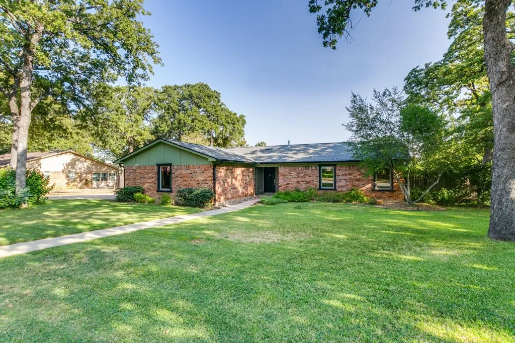Single Family Residence For Sale in Tarrant County , 409 Brian Drive, Keller, Texas 76248, 3 Bedroom, 2 Bathroom, 2 Garage spaces, 1,503 Sqft, built in 1976, mls#21369936, Real Estate Agent in Keller, Homes For Sale in Tarrant county, Homes For Sale in Keller, Realtor in Keller Texas, Real Estate Brokerage Independent Realty Texas, Luminita Cordes Realtor