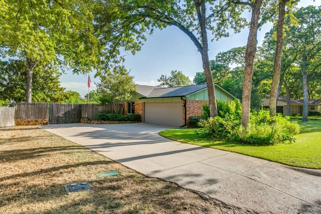 Single Family Residence For Sale in Tarrant County , 409 Brian Drive, Keller, Texas 76248, 3 Bedroom, 2 Bathroom, 2 Garage spaces, 1,503 Sqft, built in 1976, mls#21369936, Real Estate Agent in Keller, Homes For Sale in Tarrant county, Homes For Sale in Keller, Realtor in Keller Texas, Real Estate Brokerage Independent Realty Texas, Luminita Cordes Realtor