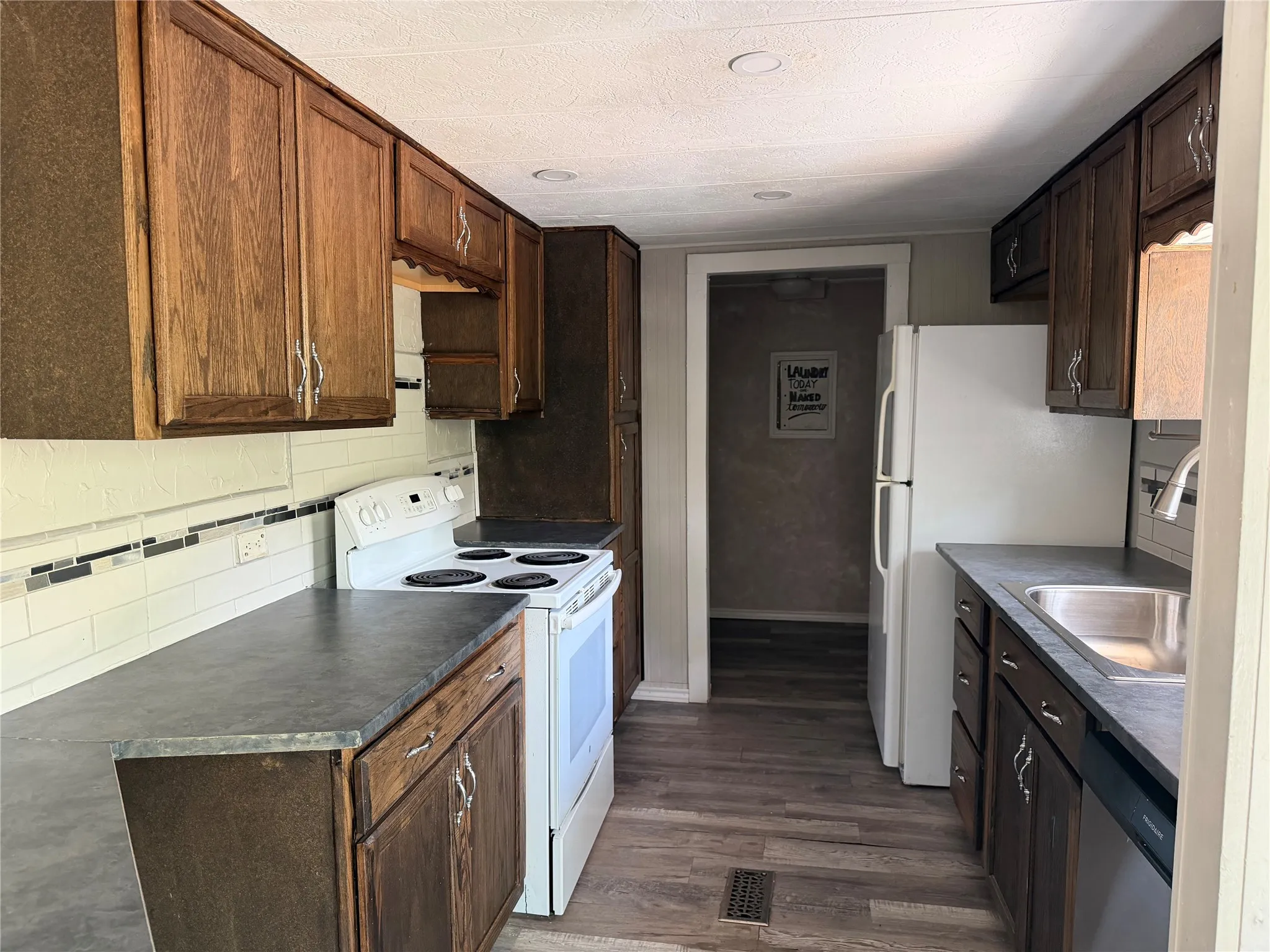 Mobile Home For Rent in Wise County , 613 Private Road 4369, Decatur, Texas 75069, 3 Bedroom, 2 Bathroom, Garage spaces, 2,575 Sqft, built in 1998, mls#21361808, Real Estate Agent in Decatur, Homes For Rent in Wise county, Homes For Rent in Decatur, Realtor in Decatur Texas, Real Estate Brokerage Independent Realty Texas, Luminita Cordes Realtor