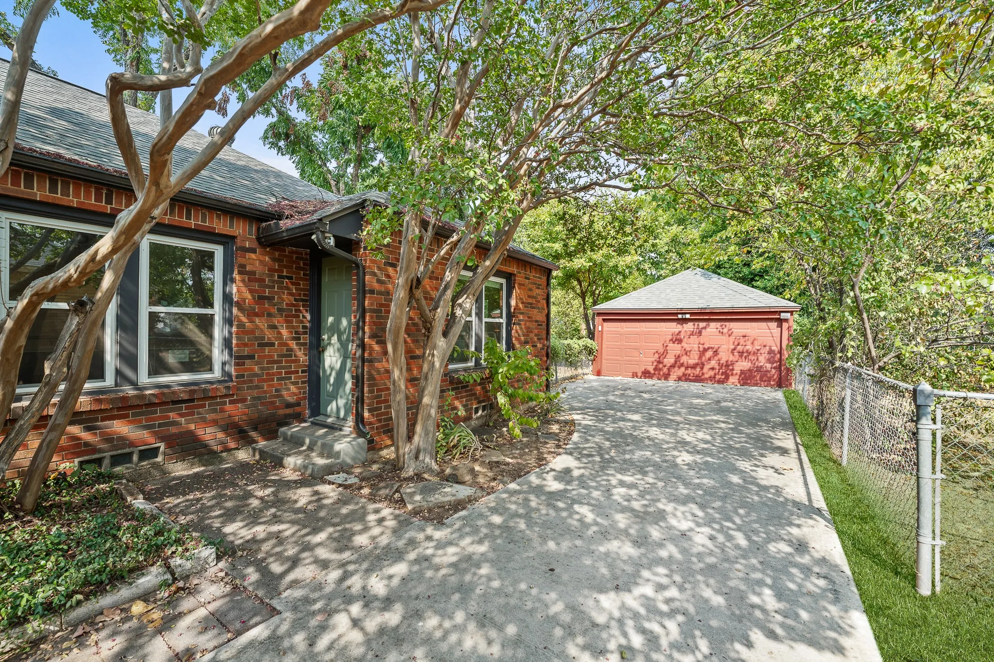 Single Family Residence For Sale in Tarrant County , 1116 Bonnie Brae Avenue, Fort Worth, Texas 76111, 3 Bedroom, 2 Bathroom, 2 Garage spaces, 1,491 Sqft, built in 1941, mls#21369938, Real Estate Agent in Fort Worth, Homes For Sale in Tarrant county, Homes For Sale in Fort Worth, Realtor in Fort Worth Texas, Real Estate Brokerage Independent Realty Texas, Luminita Cordes Realtor