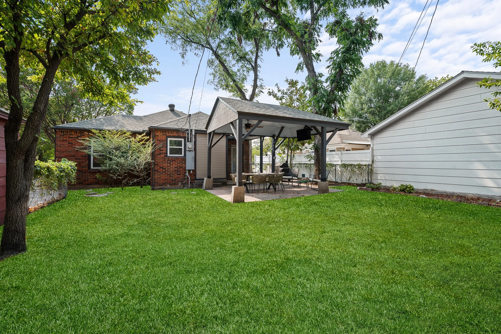 Single Family Residence For Sale in Tarrant County , 1116 Bonnie Brae Avenue, Fort Worth, Texas 76111, 3 Bedroom, 2 Bathroom, 2 Garage spaces, 1,491 Sqft, built in 1941, mls#21369938, Real Estate Agent in Fort Worth, Homes For Sale in Tarrant county, Homes For Sale in Fort Worth, Realtor in Fort Worth Texas, Real Estate Brokerage Independent Realty Texas, Luminita Cordes Realtor