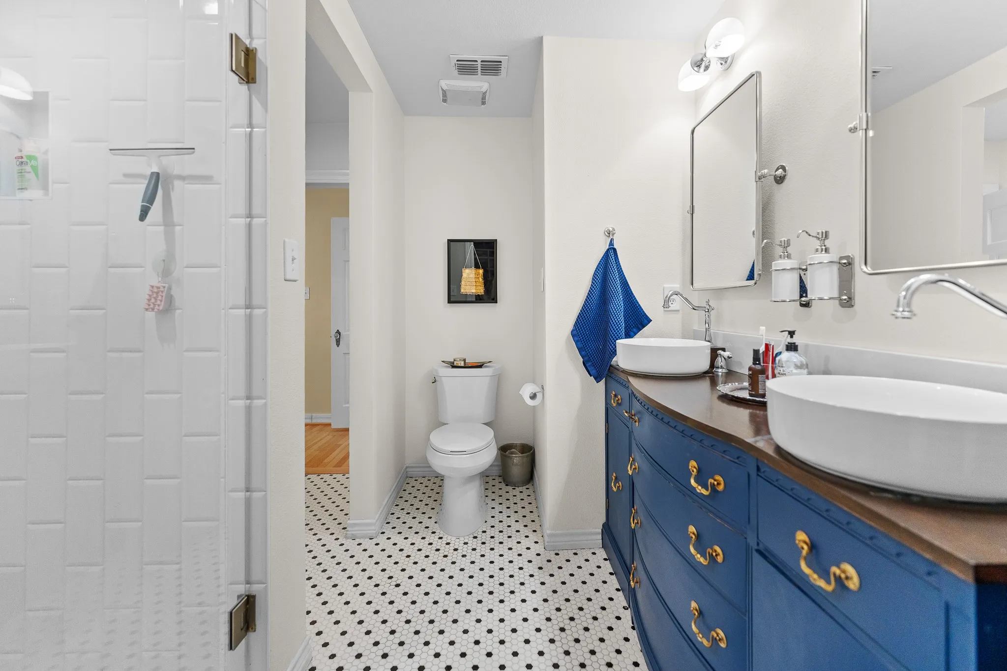 Single Family Residence For Sale in Tarrant County , 1116 Bonnie Brae Avenue, Fort Worth, Texas 76111, 3 Bedroom, 2 Bathroom, 2 Garage spaces, 1,491 Sqft, built in 1941, mls#21369938, Real Estate Agent in Fort Worth, Homes For Sale in Tarrant county, Homes For Sale in Fort Worth, Realtor in Fort Worth Texas, Real Estate Brokerage Independent Realty Texas, Luminita Cordes Realtor
