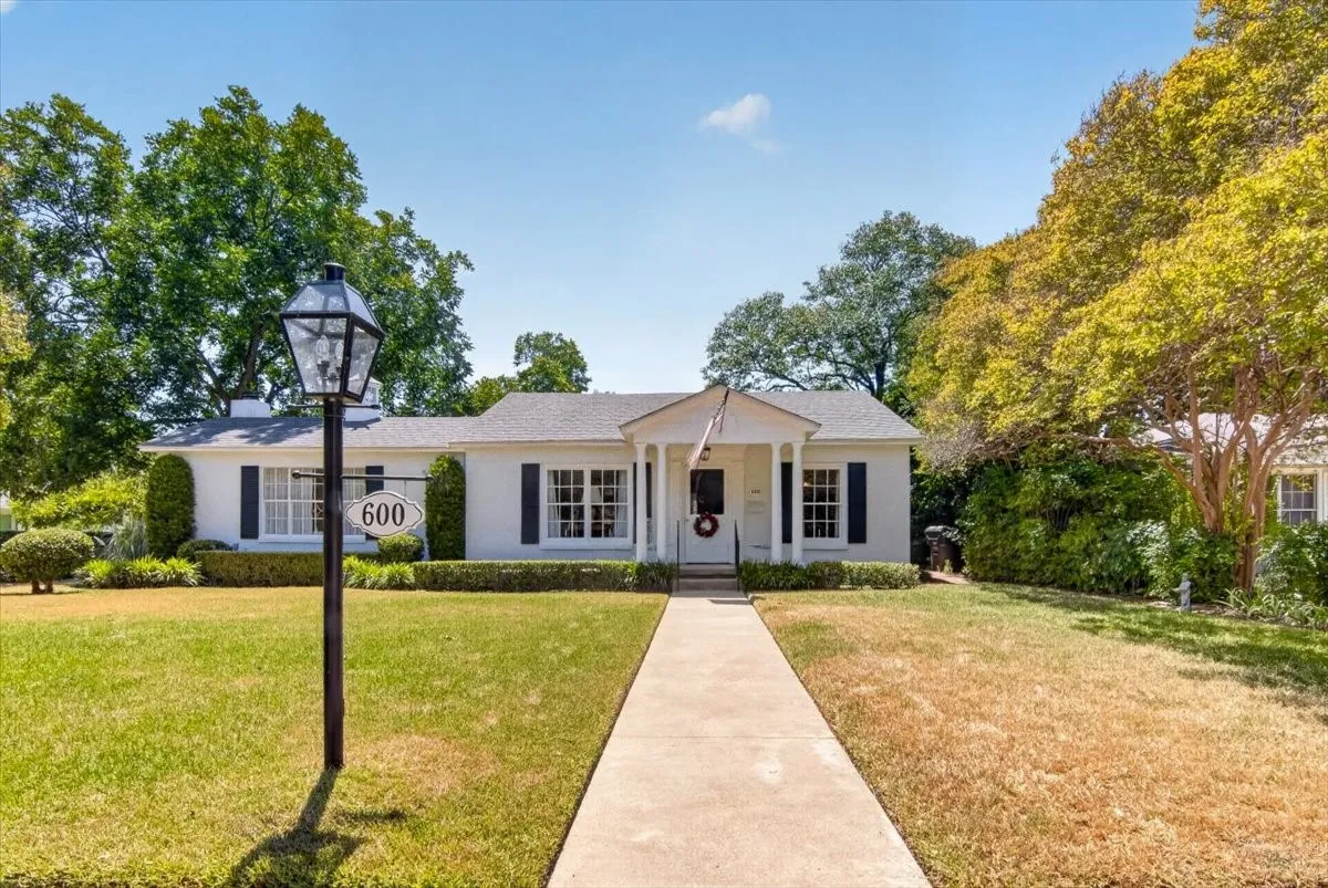 Single Family Residence For Sale in Mc Lennan County , 600 N 33 Road, Waco, Texas 76707, 3 Bedroom, 2 Bathroom, 2 Garage spaces, 1,658 Sqft, built in 1949, mls#21366723, Real Estate Agent in Waco, Homes For Sale in Mc Lennan county, Homes For Sale in Waco, Realtor in Waco Texas, Real Estate Brokerage Independent Realty Texas, Luminita Cordes Realtor