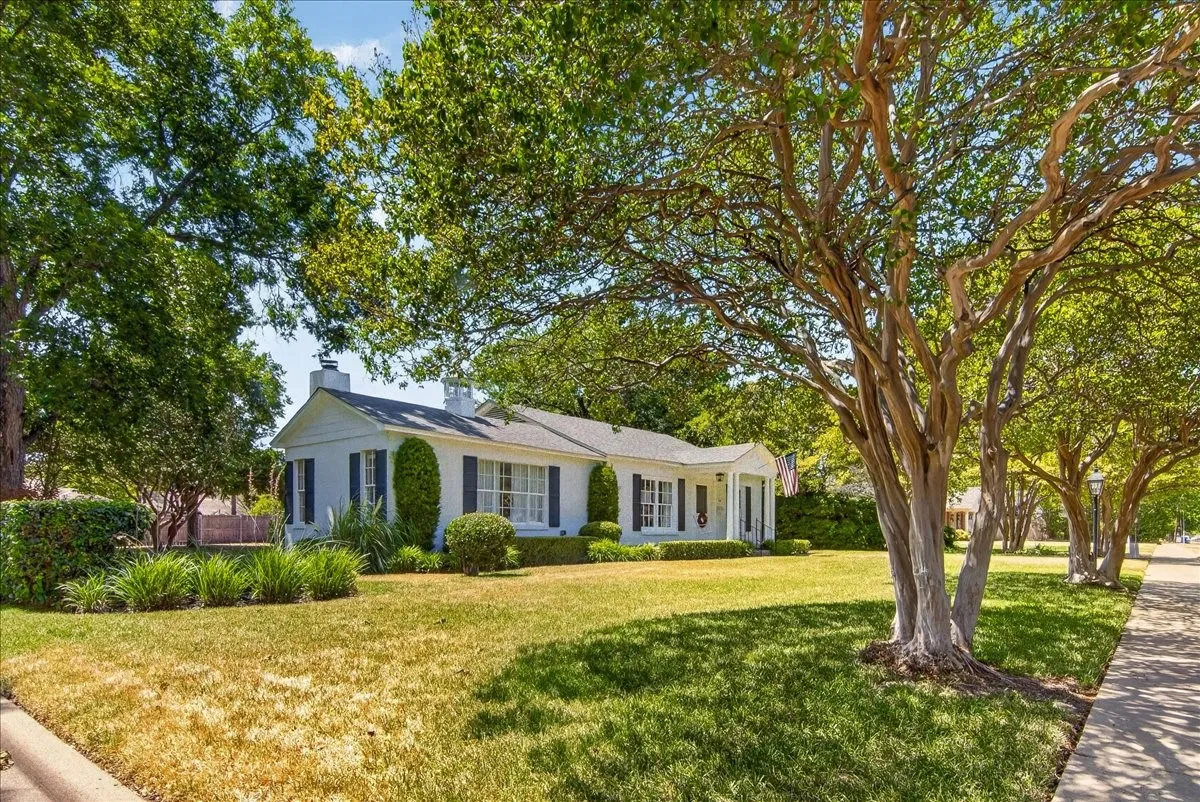 Single Family Residence For Sale in Mc Lennan County , 600 N 33 Road, Waco, Texas 76707, 3 Bedroom, 2 Bathroom, 2 Garage spaces, 1,658 Sqft, built in 1949, mls#21366723, Real Estate Agent in Waco, Homes For Sale in Mc Lennan county, Homes For Sale in Waco, Realtor in Waco Texas, Real Estate Brokerage Independent Realty Texas, Luminita Cordes Realtor