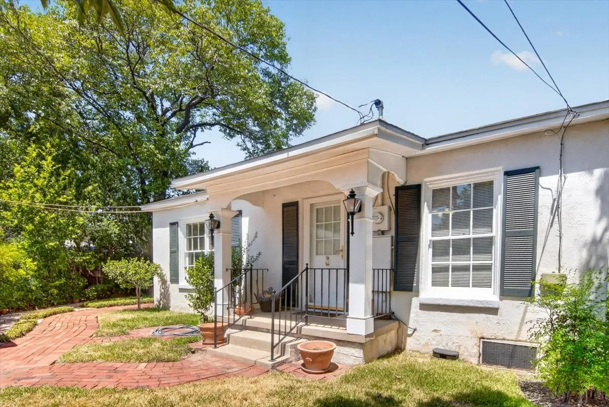 Single Family Residence For Sale in Mc Lennan County , 600 N 33 Road, Waco, Texas 76707, 3 Bedroom, 2 Bathroom, 2 Garage spaces, 1,658 Sqft, built in 1949, mls#21366723, Real Estate Agent in Waco, Homes For Sale in Mc Lennan county, Homes For Sale in Waco, Realtor in Waco Texas, Real Estate Brokerage Independent Realty Texas, Luminita Cordes Realtor