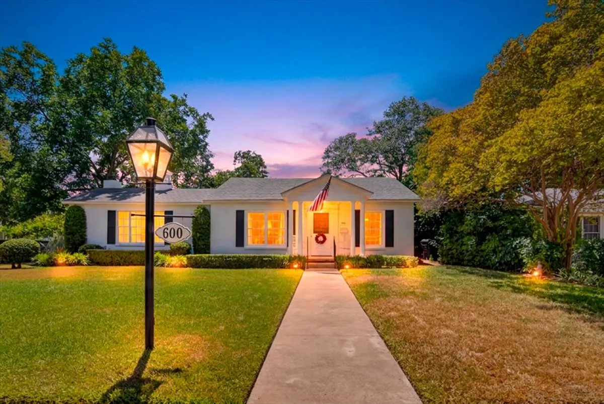 Single Family Residence For Sale in Mc Lennan County , 600 N 33 Road, Waco, Texas 76707, 3 Bedroom, 2 Bathroom, 2 Garage spaces, 1,658 Sqft, built in 1949, mls#21366723, Real Estate Agent in Waco, Homes For Sale in Mc Lennan county, Homes For Sale in Waco, Realtor in Waco Texas, Real Estate Brokerage Independent Realty Texas, Luminita Cordes Realtor