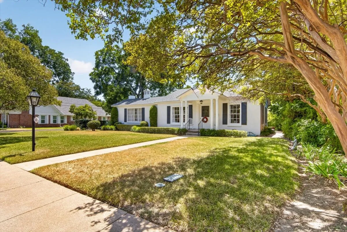 Single Family Residence For Sale in Mc Lennan County , 600 N 33 Road, Waco, Texas 76707, 3 Bedroom, 2 Bathroom, 2 Garage spaces, 1,658 Sqft, built in 1949, mls#21366723, Real Estate Agent in Waco, Homes For Sale in Mc Lennan county, Homes For Sale in Waco, Realtor in Waco Texas, Real Estate Brokerage Independent Realty Texas, Luminita Cordes Realtor