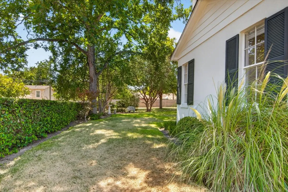 Single Family Residence For Sale in Mc Lennan County , 600 N 33 Road, Waco, Texas 76707, 3 Bedroom, 2 Bathroom, 2 Garage spaces, 1,658 Sqft, built in 1949, mls#21366723, Real Estate Agent in Waco, Homes For Sale in Mc Lennan county, Homes For Sale in Waco, Realtor in Waco Texas, Real Estate Brokerage Independent Realty Texas, Luminita Cordes Realtor