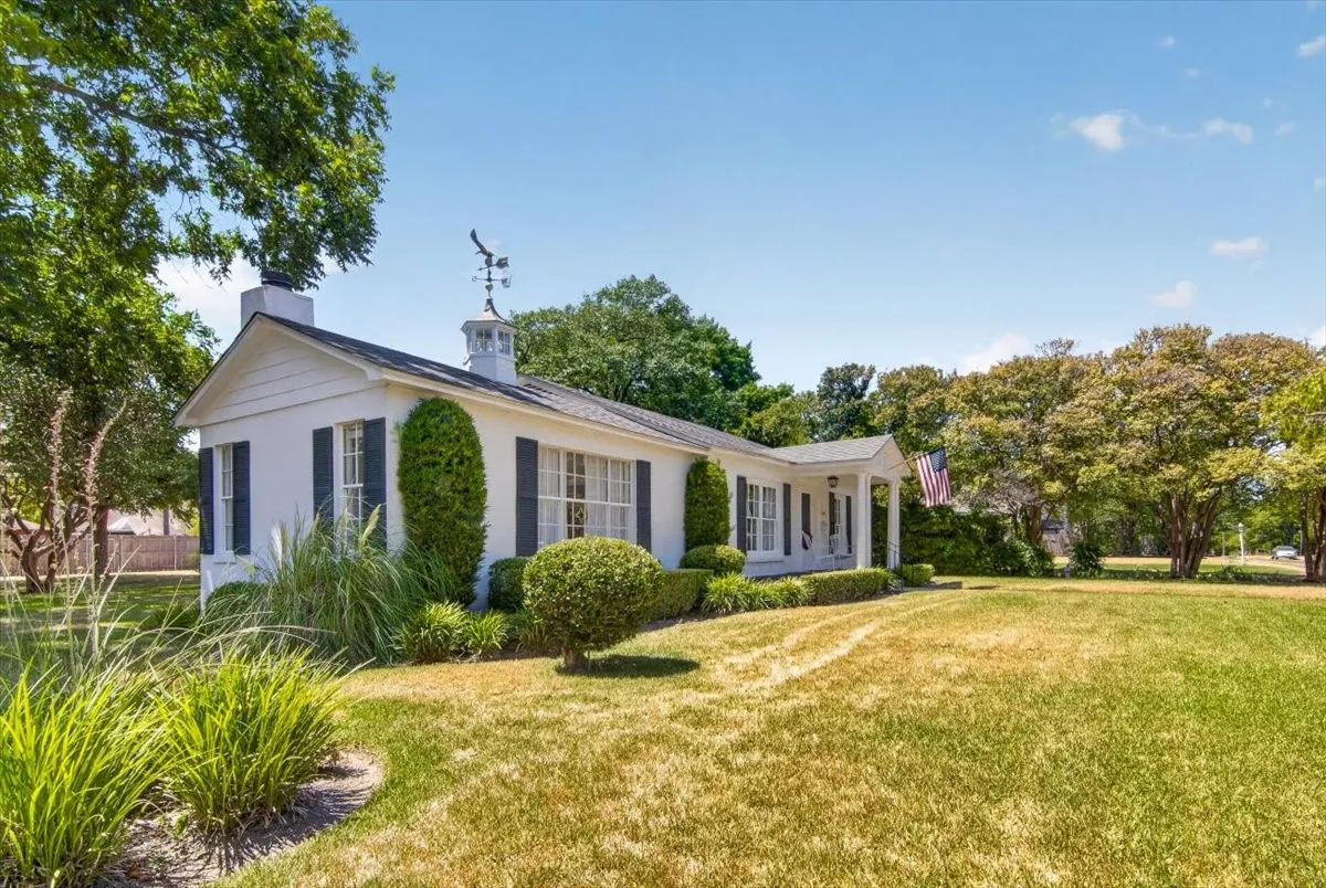 Single Family Residence For Sale in Mc Lennan County , 600 N 33 Road, Waco, Texas 76707, 3 Bedroom, 2 Bathroom, 2 Garage spaces, 1,658 Sqft, built in 1949, mls#21366723, Real Estate Agent in Waco, Homes For Sale in Mc Lennan county, Homes For Sale in Waco, Realtor in Waco Texas, Real Estate Brokerage Independent Realty Texas, Luminita Cordes Realtor