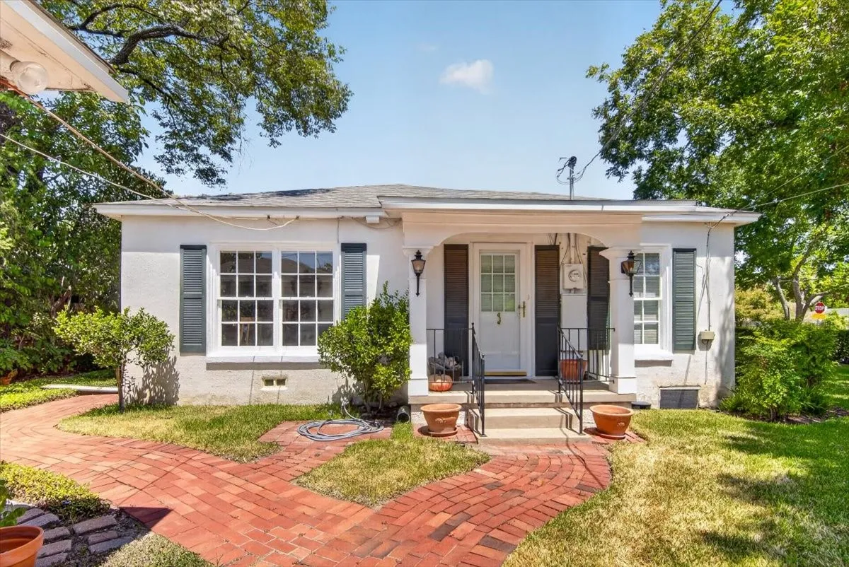 Single Family Residence For Sale in Mc Lennan County , 600 N 33 Road, Waco, Texas 76707, 3 Bedroom, 2 Bathroom, 2 Garage spaces, 1,658 Sqft, built in 1949, mls#21366723, Real Estate Agent in Waco, Homes For Sale in Mc Lennan county, Homes For Sale in Waco, Realtor in Waco Texas, Real Estate Brokerage Independent Realty Texas, Luminita Cordes Realtor