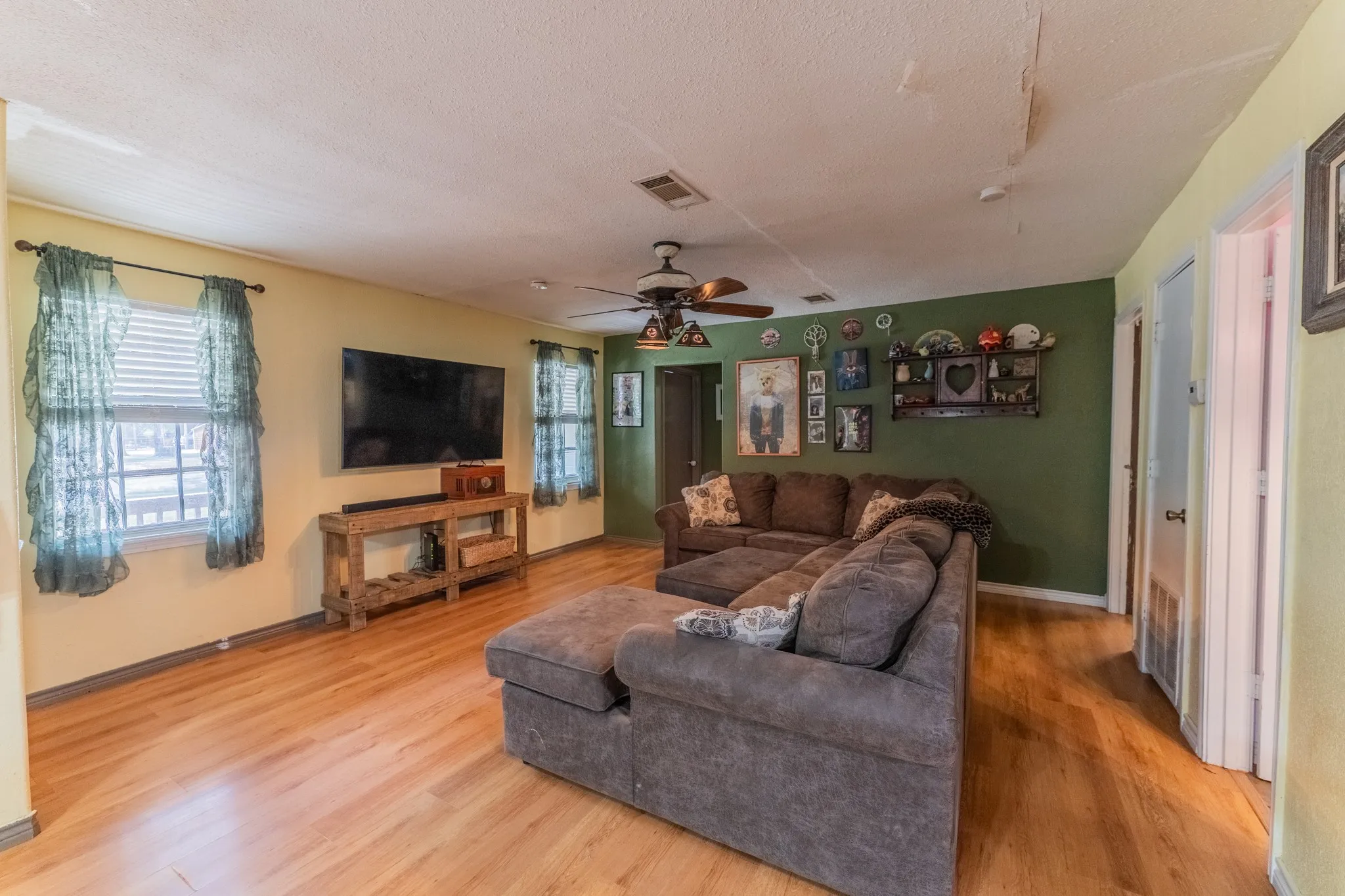 Single Family Residence For Sale in Hopkins County , 345 County Road 1158, Brashear, Texas 75420, 4 Bedroom, 2 Bathroom, Garage spaces, 1,824 Sqft, built in 1990, mls#21369649, Real Estate Agent in Brashear, Homes For Sale in Hopkins county, Homes For Sale in Brashear, Realtor in Brashear Texas, Real Estate Brokerage Independent Realty Texas, Luminita Cordes Realtor