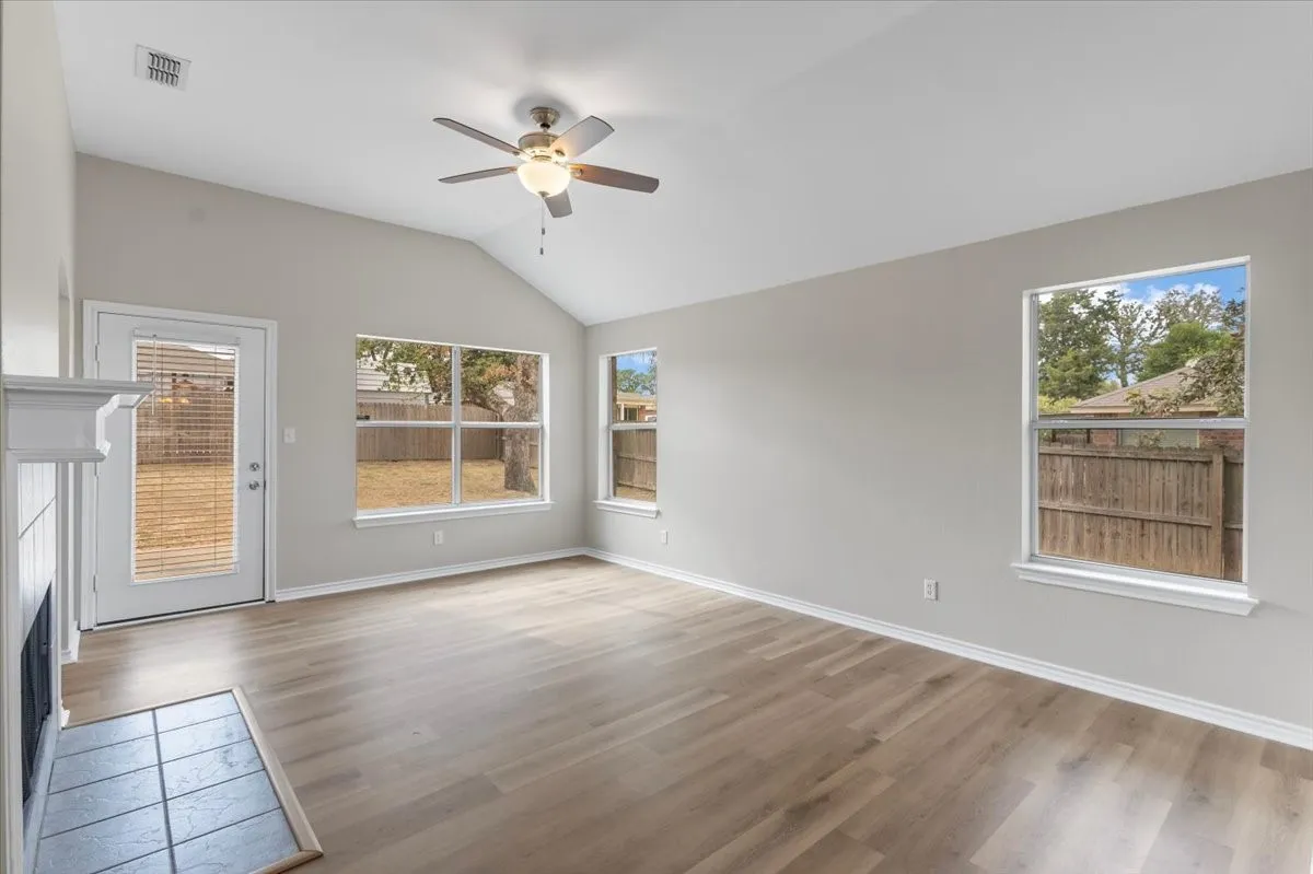 Single Family Residence For Sale in Smith County , 386 Molly Lane, Lindale, Texas 75771, 4 Bedroom, 2 Bathroom, 2 Garage spaces, 1,854 Sqft, built in 2007, mls#21369957, Real Estate Agent in Lindale, Homes For Sale in Smith county, Homes For Sale in Lindale, Realtor in Lindale Texas, Real Estate Brokerage Independent Realty Texas, Luminita Cordes Realtor