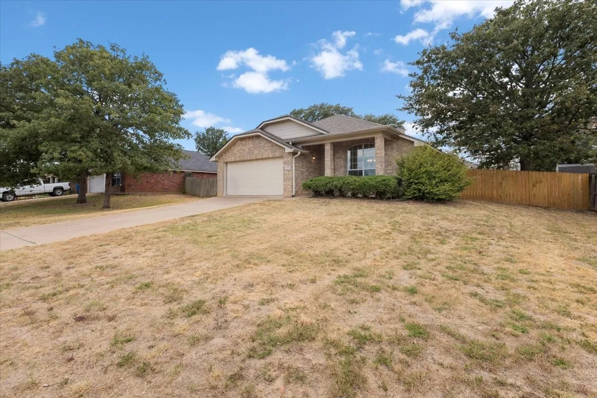 Single Family Residence For Sale in Smith County , 386 Molly Lane, Lindale, Texas 75771, 4 Bedroom, 2 Bathroom, 2 Garage spaces, 1,854 Sqft, built in 2007, mls#21369957, Real Estate Agent in Lindale, Homes For Sale in Smith county, Homes For Sale in Lindale, Realtor in Lindale Texas, Real Estate Brokerage Independent Realty Texas, Luminita Cordes Realtor