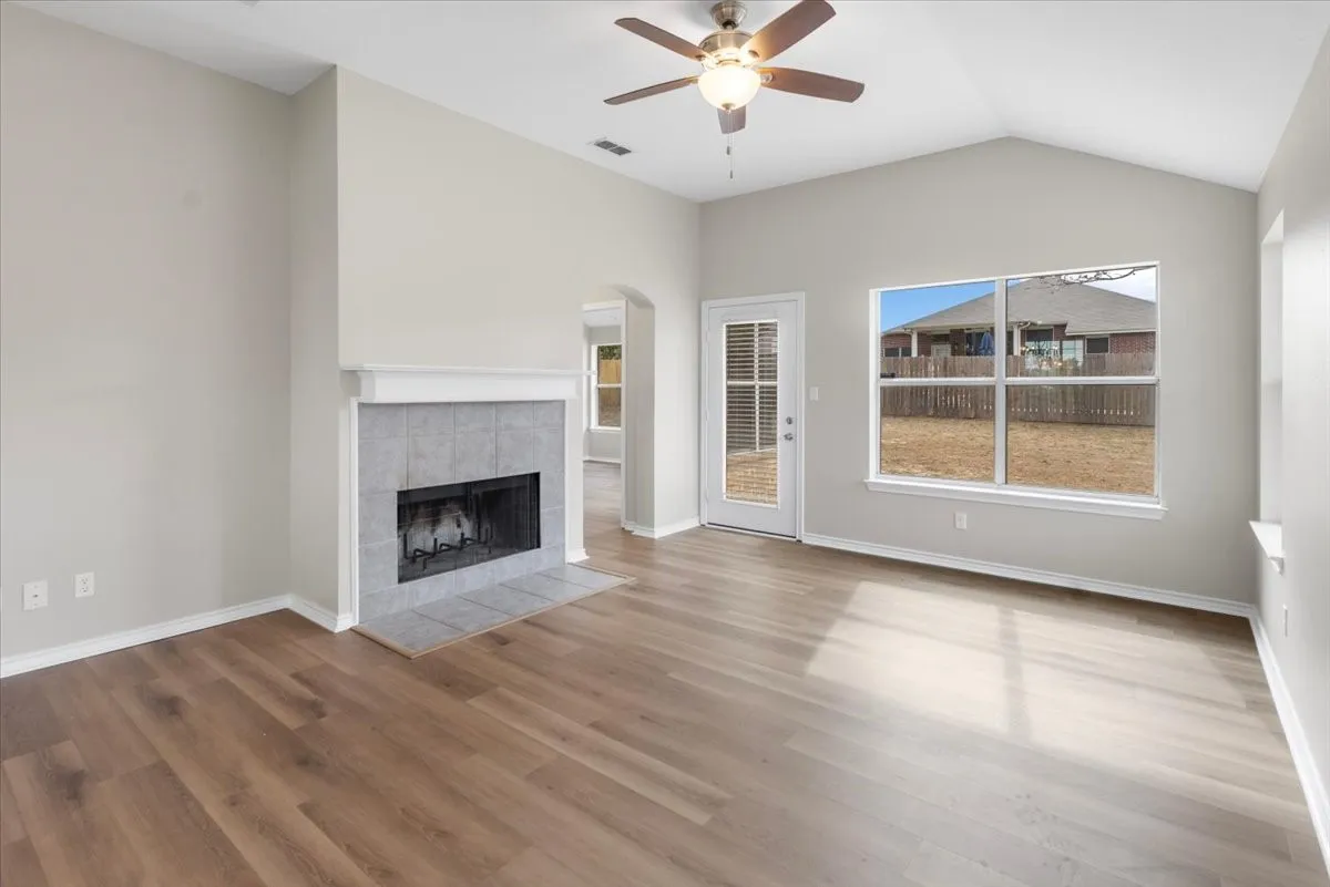 Single Family Residence For Sale in Smith County , 386 Molly Lane, Lindale, Texas 75771, 4 Bedroom, 2 Bathroom, 2 Garage spaces, 1,854 Sqft, built in 2007, mls#21369957, Real Estate Agent in Lindale, Homes For Sale in Smith county, Homes For Sale in Lindale, Realtor in Lindale Texas, Real Estate Brokerage Independent Realty Texas, Luminita Cordes Realtor