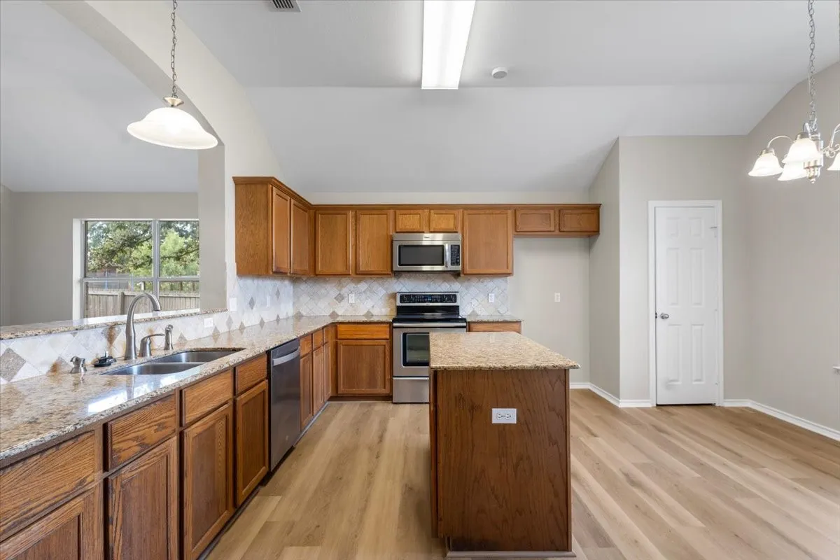 Single Family Residence For Sale in Smith County , 386 Molly Lane, Lindale, Texas 75771, 4 Bedroom, 2 Bathroom, 2 Garage spaces, 1,854 Sqft, built in 2007, mls#21369957, Real Estate Agent in Lindale, Homes For Sale in Smith county, Homes For Sale in Lindale, Realtor in Lindale Texas, Real Estate Brokerage Independent Realty Texas, Luminita Cordes Realtor