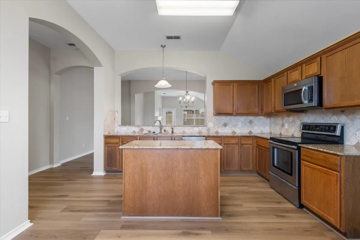 Single Family Residence For Sale in Smith County , 386 Molly Lane, Lindale, Texas 75771, 4 Bedroom, 2 Bathroom, 2 Garage spaces, 1,854 Sqft, built in 2007, mls#21369957, Real Estate Agent in Lindale, Homes For Sale in Smith county, Homes For Sale in Lindale, Realtor in Lindale Texas, Real Estate Brokerage Independent Realty Texas, Luminita Cordes Realtor
