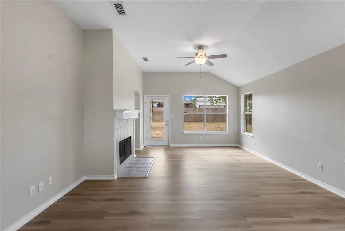 Single Family Residence For Sale in Smith County , 386 Molly Lane, Lindale, Texas 75771, 4 Bedroom, 2 Bathroom, 2 Garage spaces, 1,854 Sqft, built in 2007, mls#21369957, Real Estate Agent in Lindale, Homes For Sale in Smith county, Homes For Sale in Lindale, Realtor in Lindale Texas, Real Estate Brokerage Independent Realty Texas, Luminita Cordes Realtor