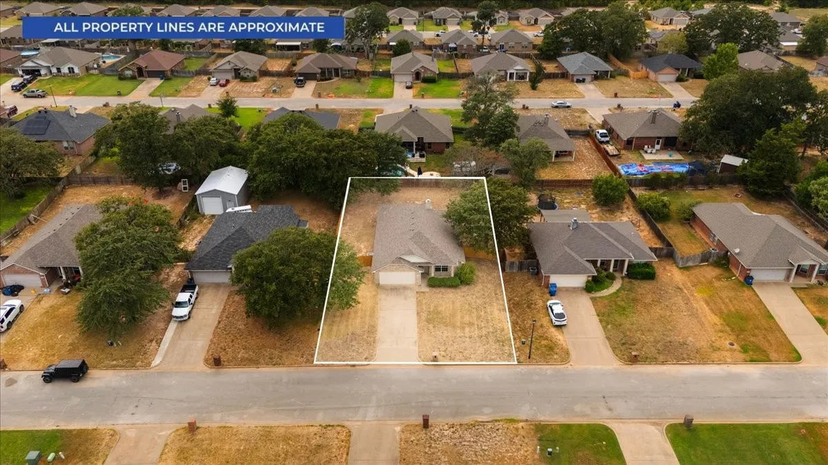 Single Family Residence For Sale in Smith County , 386 Molly Lane, Lindale, Texas 75771, 4 Bedroom, 2 Bathroom, 2 Garage spaces, 1,854 Sqft, built in 2007, mls#21369957, Real Estate Agent in Lindale, Homes For Sale in Smith county, Homes For Sale in Lindale, Realtor in Lindale Texas, Real Estate Brokerage Independent Realty Texas, Luminita Cordes Realtor