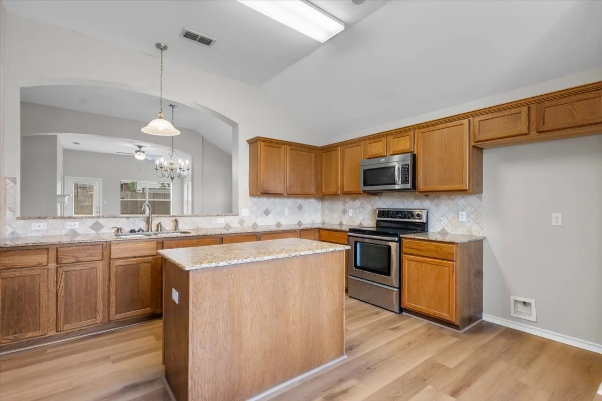 Single Family Residence For Sale in Smith County , 386 Molly Lane, Lindale, Texas 75771, 4 Bedroom, 2 Bathroom, 2 Garage spaces, 1,854 Sqft, built in 2007, mls#21369957, Real Estate Agent in Lindale, Homes For Sale in Smith county, Homes For Sale in Lindale, Realtor in Lindale Texas, Real Estate Brokerage Independent Realty Texas, Luminita Cordes Realtor