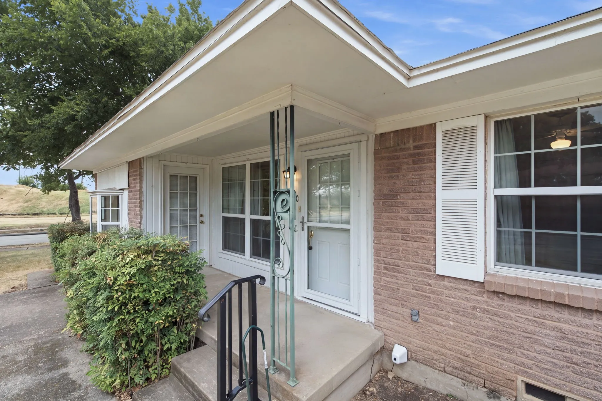 Front entry porch of 300 Parkwood Place, Lewisville, TX in Lakeland Terrace