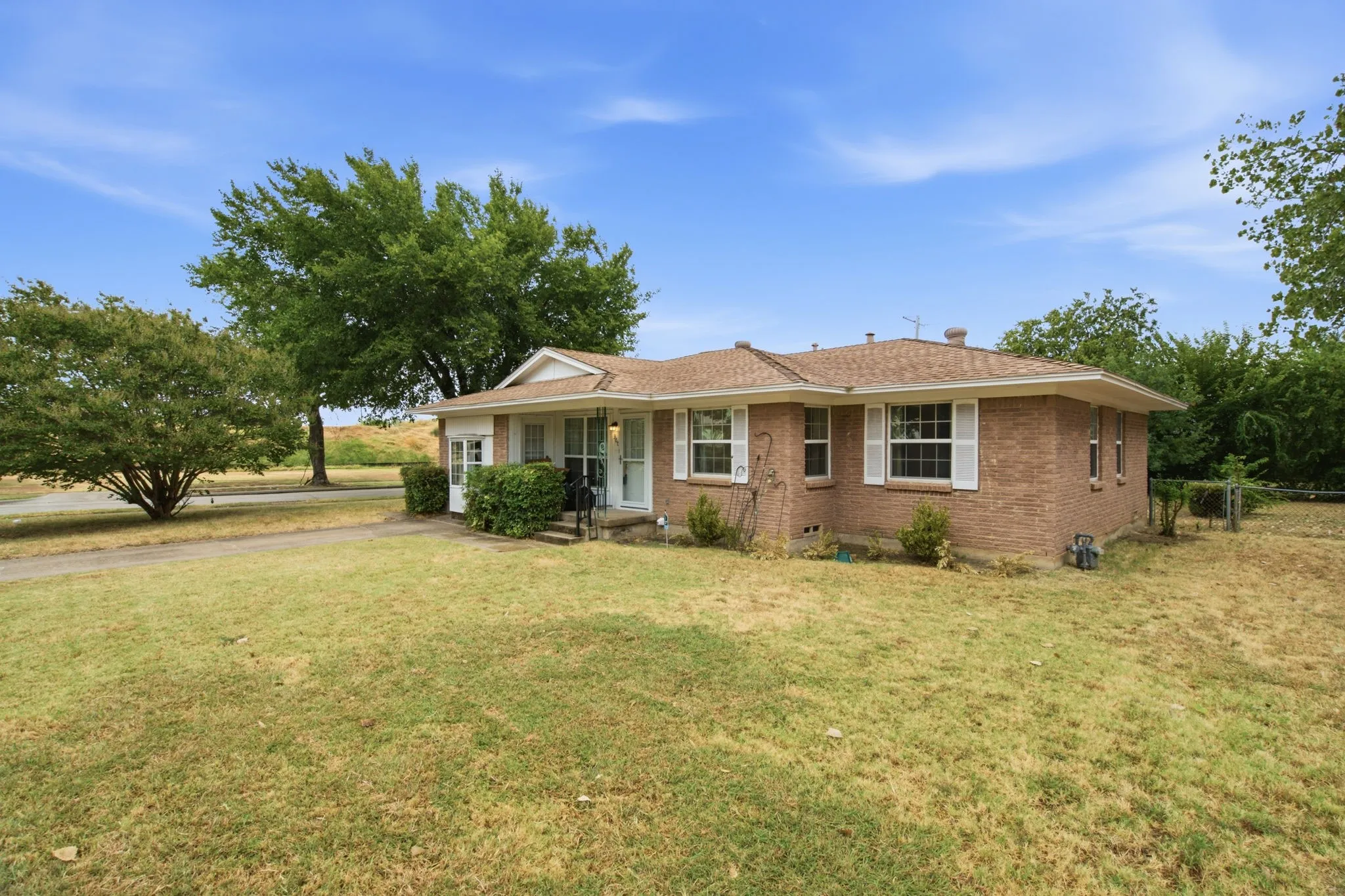 Front of house of 300 Parkwood Place, Lewisville, TX in Lakeland Terrace