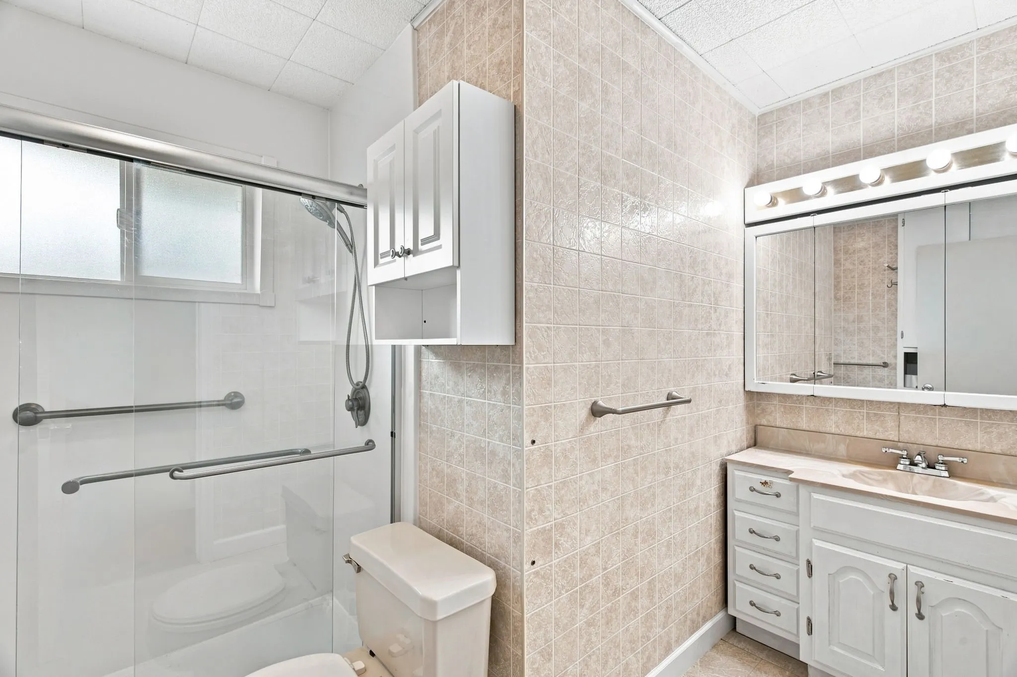 Full bathroom of 300 Parkwood Place, Lewisville, TX in Lakeland Terrace