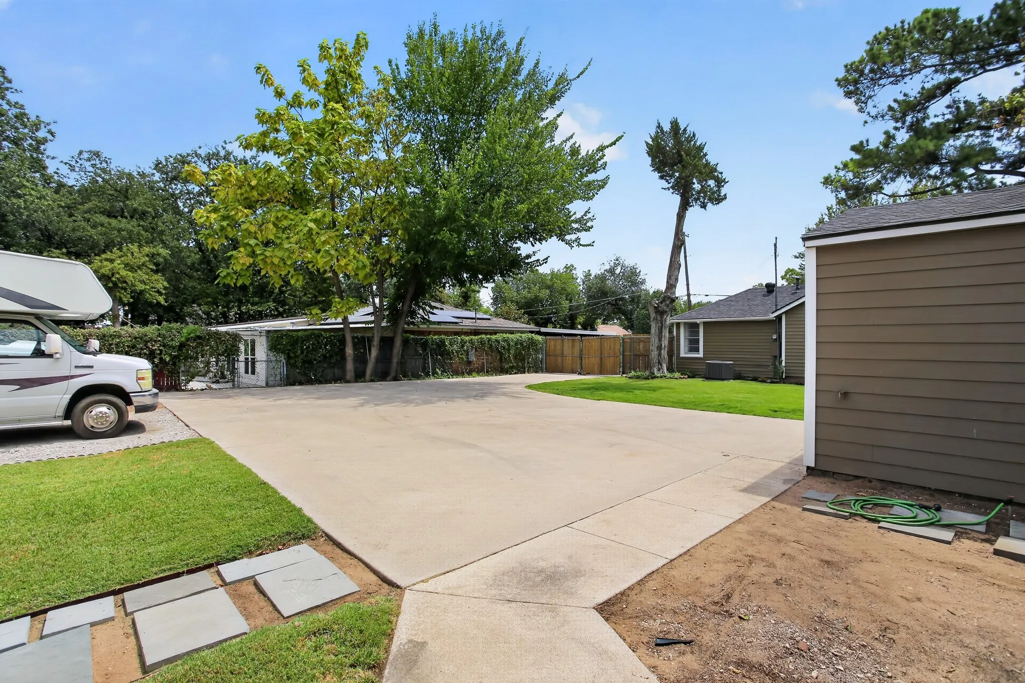 Single Family Residence For Sale in Tarrant County , 2811 Springdale Road, Fort Worth, Texas 76111, 2 Bedroom, 1 Bathroom, 1 Garage spaces, 976 Sqft, built in 1938, mls#21367759, Real Estate Agent in Fort Worth, Homes For Sale in Tarrant county, Homes For Sale in Fort Worth, Realtor in Fort Worth Texas, Real Estate Brokerage Independent Realty Texas, Luminita Cordes Realtor