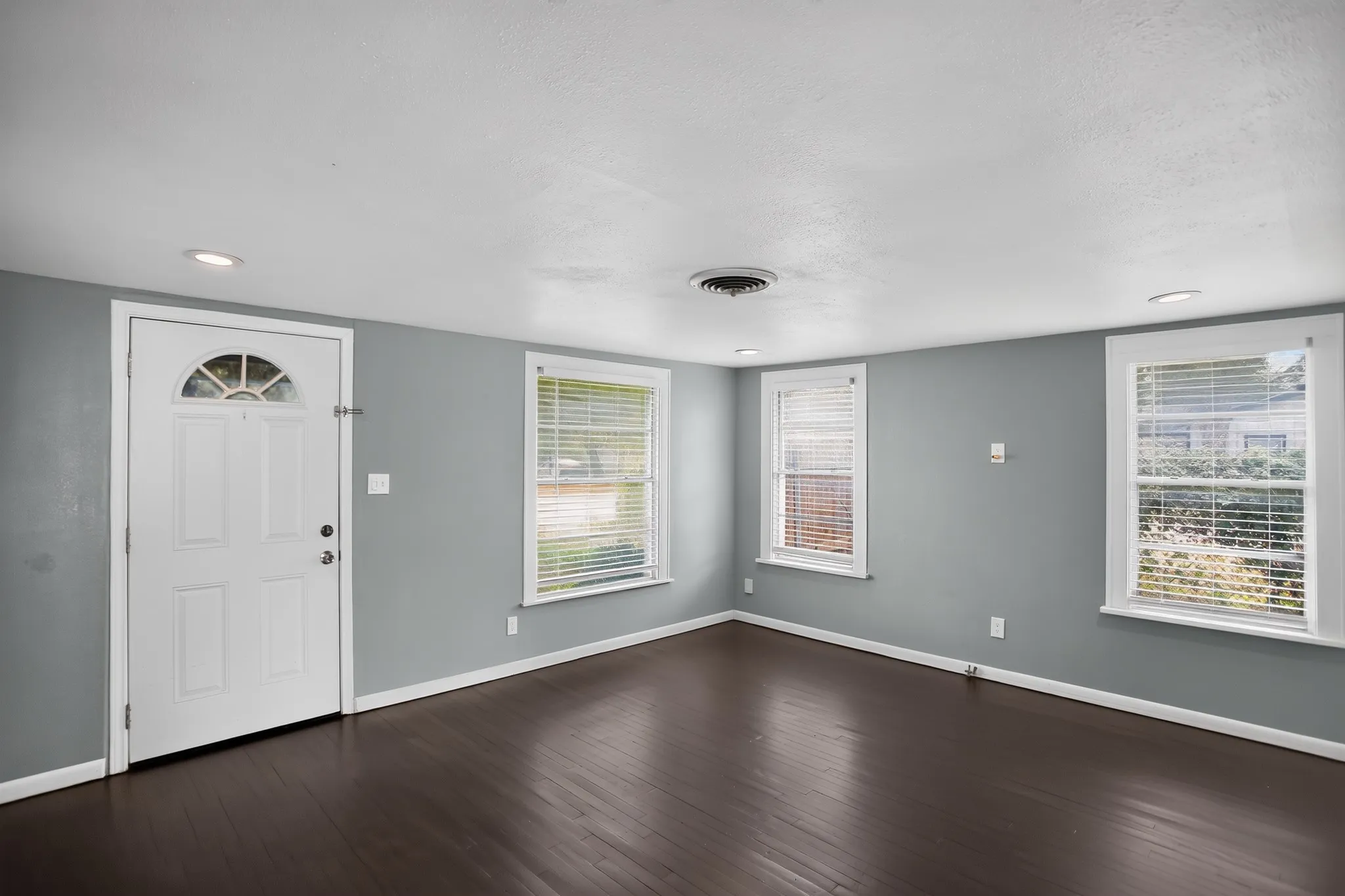 Single Family Residence For Sale in Tarrant County , 2811 Springdale Road, Fort Worth, Texas 76111, 2 Bedroom, 1 Bathroom, 1 Garage spaces, 976 Sqft, built in 1938, mls#21367759, Real Estate Agent in Fort Worth, Homes For Sale in Tarrant county, Homes For Sale in Fort Worth, Realtor in Fort Worth Texas, Real Estate Brokerage Independent Realty Texas, Luminita Cordes Realtor