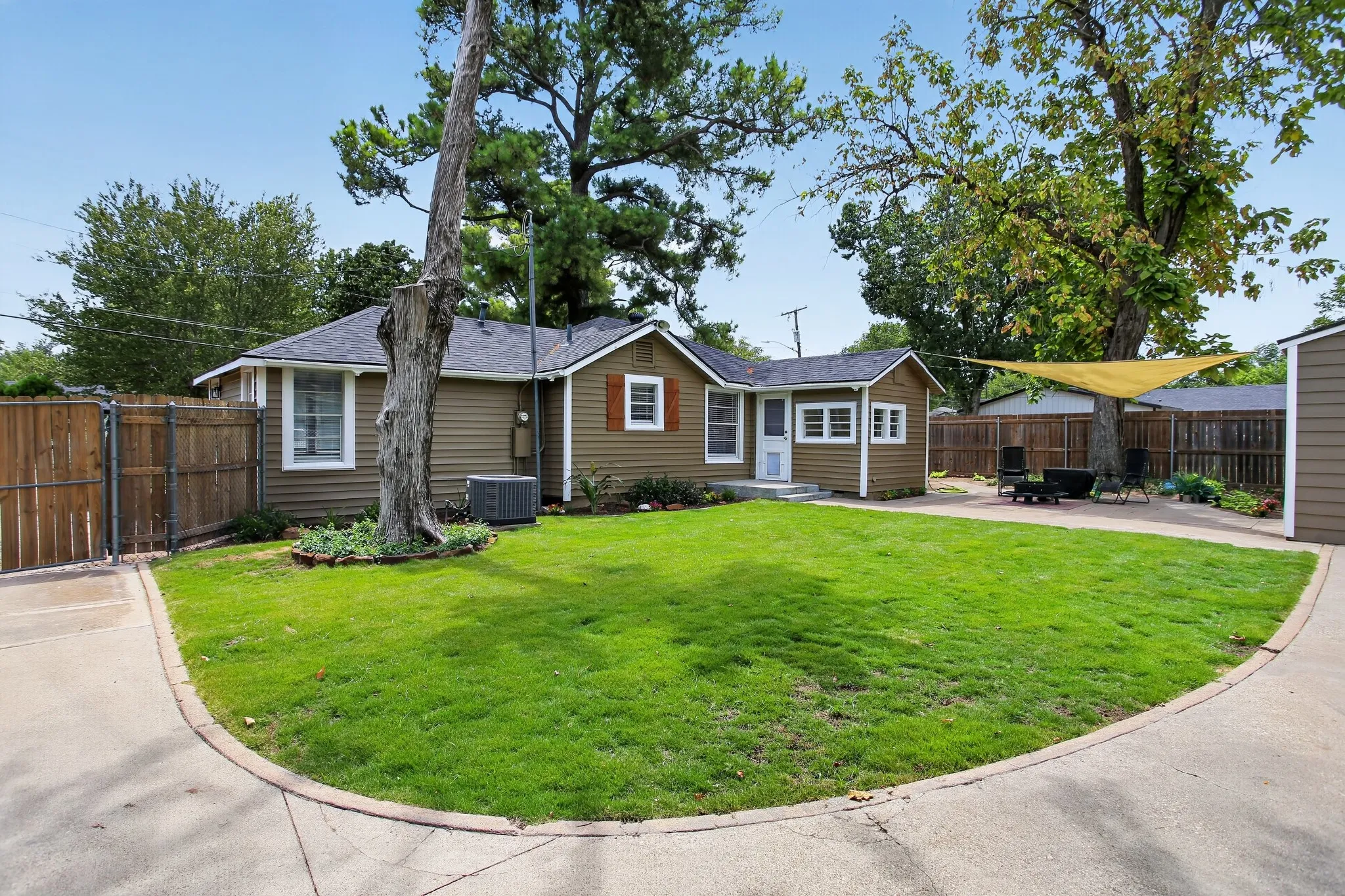 Single Family Residence For Sale in Tarrant County , 2811 Springdale Road, Fort Worth, Texas 76111, 2 Bedroom, 1 Bathroom, 1 Garage spaces, 976 Sqft, built in 1938, mls#21367759, Real Estate Agent in Fort Worth, Homes For Sale in Tarrant county, Homes For Sale in Fort Worth, Realtor in Fort Worth Texas, Real Estate Brokerage Independent Realty Texas, Luminita Cordes Realtor
