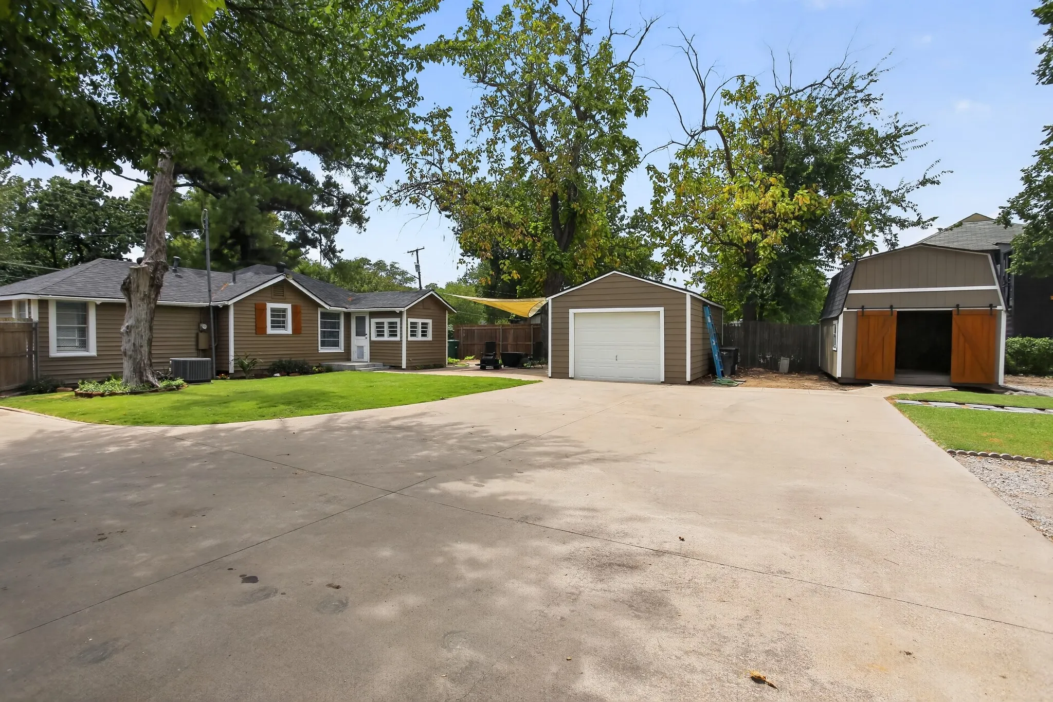 Single Family Residence For Sale in Tarrant County , 2811 Springdale Road, Fort Worth, Texas 76111, 2 Bedroom, 1 Bathroom, 1 Garage spaces, 976 Sqft, built in 1938, mls#21367759, Real Estate Agent in Fort Worth, Homes For Sale in Tarrant county, Homes For Sale in Fort Worth, Realtor in Fort Worth Texas, Real Estate Brokerage Independent Realty Texas, Luminita Cordes Realtor