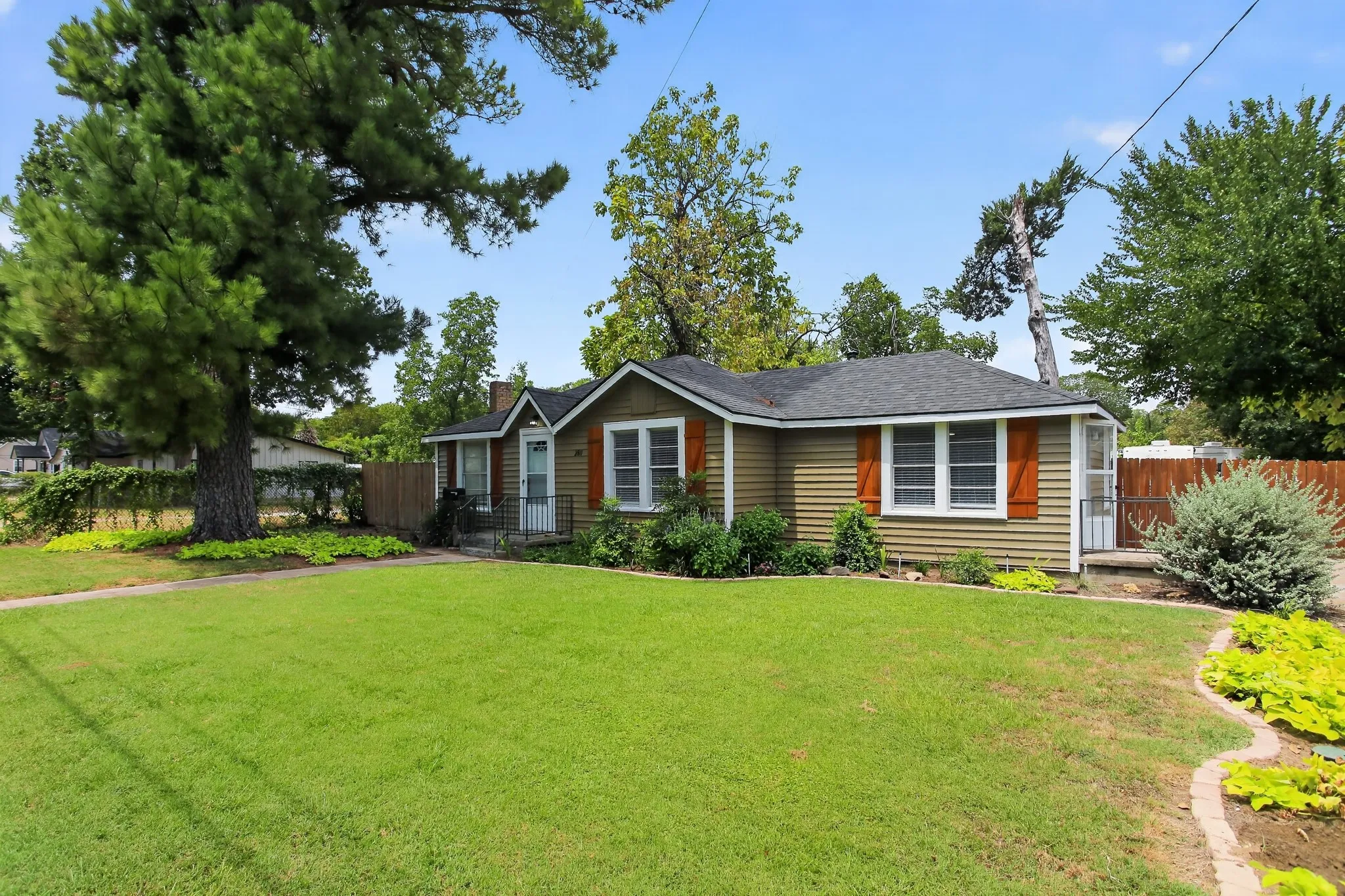 Single Family Residence For Sale in Tarrant County , 2811 Springdale Road, Fort Worth, Texas 76111, 2 Bedroom, 1 Bathroom, 1 Garage spaces, 976 Sqft, built in 1938, mls#21367759, Real Estate Agent in Fort Worth, Homes For Sale in Tarrant county, Homes For Sale in Fort Worth, Realtor in Fort Worth Texas, Real Estate Brokerage Independent Realty Texas, Luminita Cordes Realtor