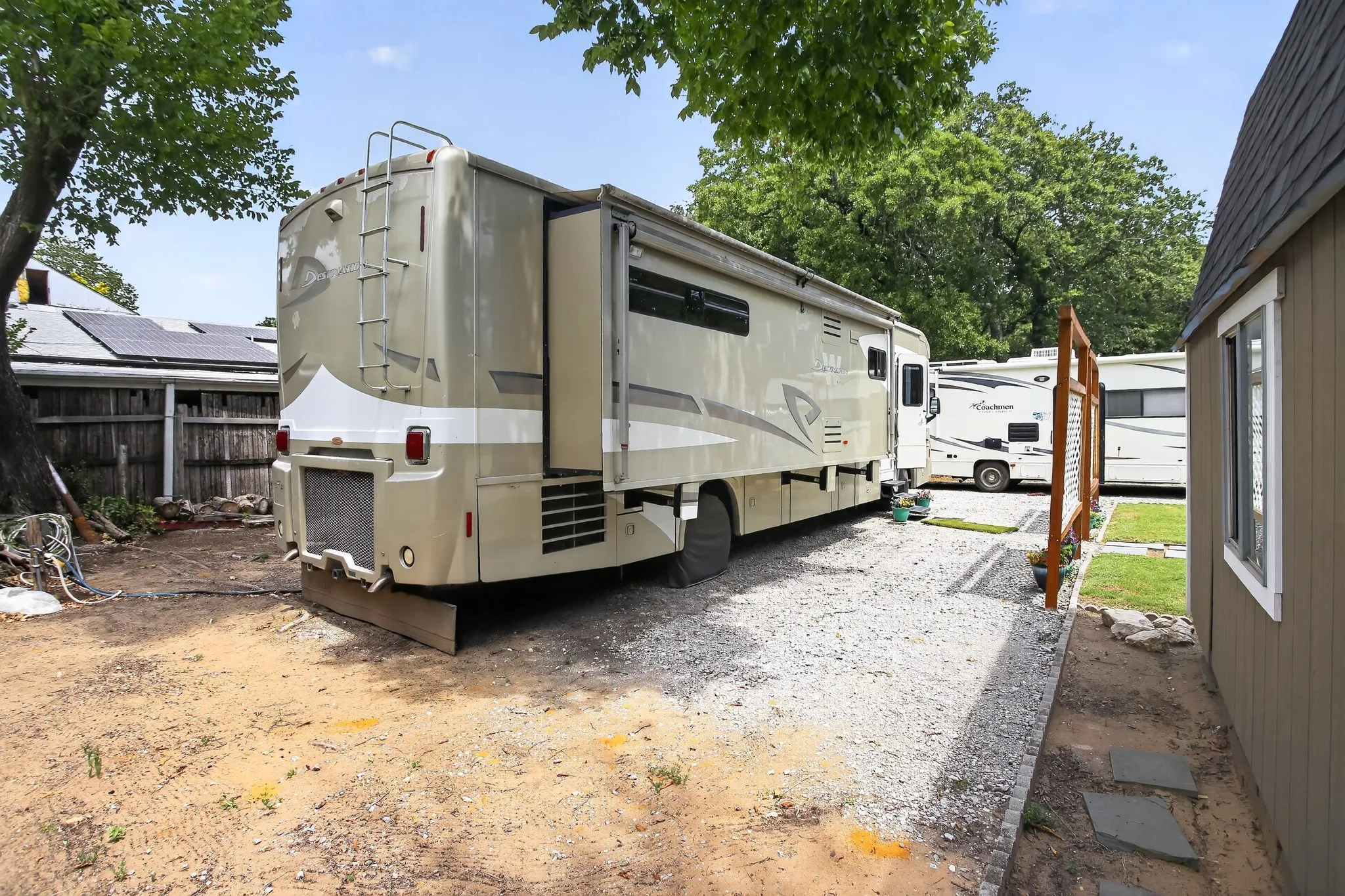 Single Family Residence For Sale in Tarrant County , 2811 Springdale Road, Fort Worth, Texas 76111, 2 Bedroom, 1 Bathroom, 1 Garage spaces, 976 Sqft, built in 1938, mls#21367759, Real Estate Agent in Fort Worth, Homes For Sale in Tarrant county, Homes For Sale in Fort Worth, Realtor in Fort Worth Texas, Real Estate Brokerage Independent Realty Texas, Luminita Cordes Realtor