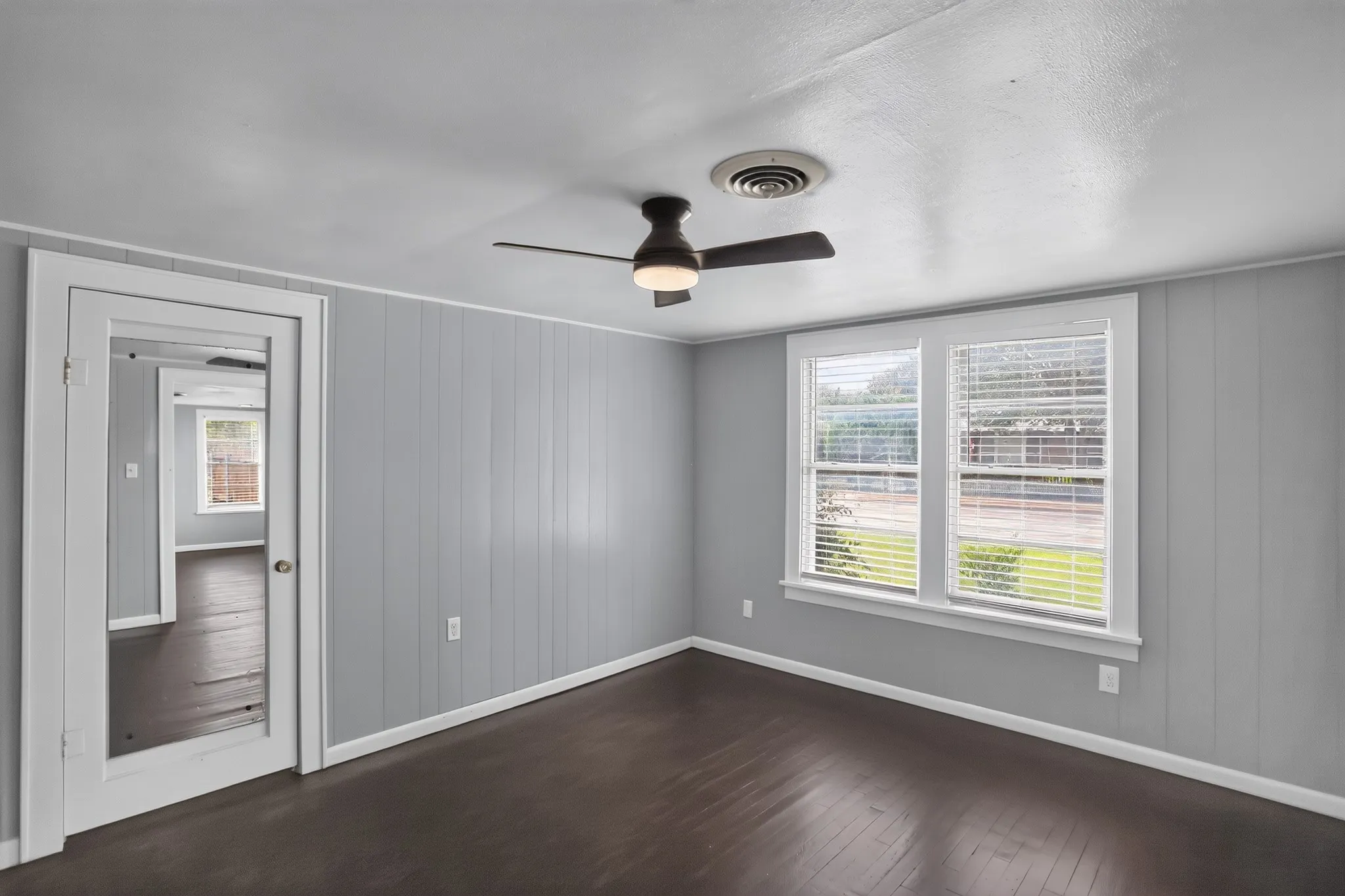 Single Family Residence For Sale in Tarrant County , 2811 Springdale Road, Fort Worth, Texas 76111, 2 Bedroom, 1 Bathroom, 1 Garage spaces, 976 Sqft, built in 1938, mls#21367759, Real Estate Agent in Fort Worth, Homes For Sale in Tarrant county, Homes For Sale in Fort Worth, Realtor in Fort Worth Texas, Real Estate Brokerage Independent Realty Texas, Luminita Cordes Realtor