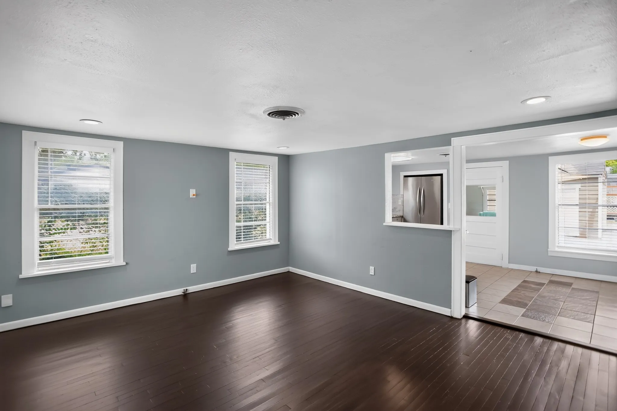 Single Family Residence For Sale in Tarrant County , 2811 Springdale Road, Fort Worth, Texas 76111, 2 Bedroom, 1 Bathroom, 1 Garage spaces, 976 Sqft, built in 1938, mls#21367759, Real Estate Agent in Fort Worth, Homes For Sale in Tarrant county, Homes For Sale in Fort Worth, Realtor in Fort Worth Texas, Real Estate Brokerage Independent Realty Texas, Luminita Cordes Realtor