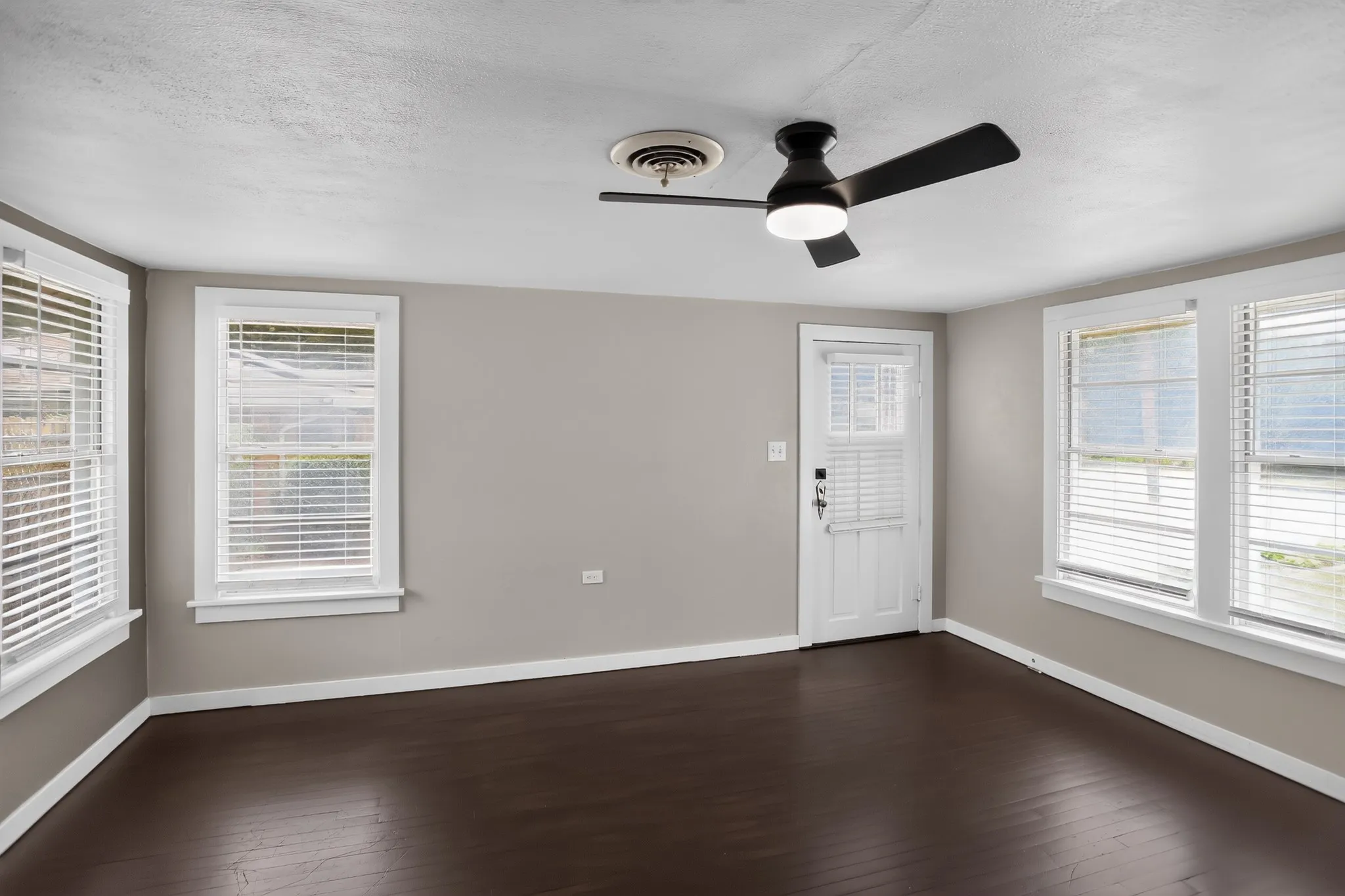 Single Family Residence For Sale in Tarrant County , 2811 Springdale Road, Fort Worth, Texas 76111, 2 Bedroom, 1 Bathroom, 1 Garage spaces, 976 Sqft, built in 1938, mls#21367759, Real Estate Agent in Fort Worth, Homes For Sale in Tarrant county, Homes For Sale in Fort Worth, Realtor in Fort Worth Texas, Real Estate Brokerage Independent Realty Texas, Luminita Cordes Realtor