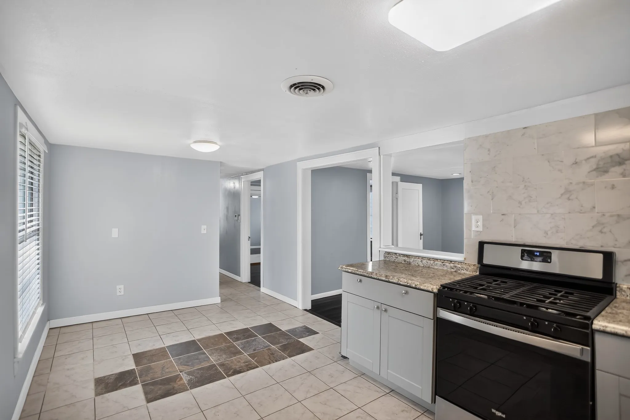 Single Family Residence For Sale in Tarrant County , 2811 Springdale Road, Fort Worth, Texas 76111, 2 Bedroom, 1 Bathroom, 1 Garage spaces, 976 Sqft, built in 1938, mls#21367759, Real Estate Agent in Fort Worth, Homes For Sale in Tarrant county, Homes For Sale in Fort Worth, Realtor in Fort Worth Texas, Real Estate Brokerage Independent Realty Texas, Luminita Cordes Realtor