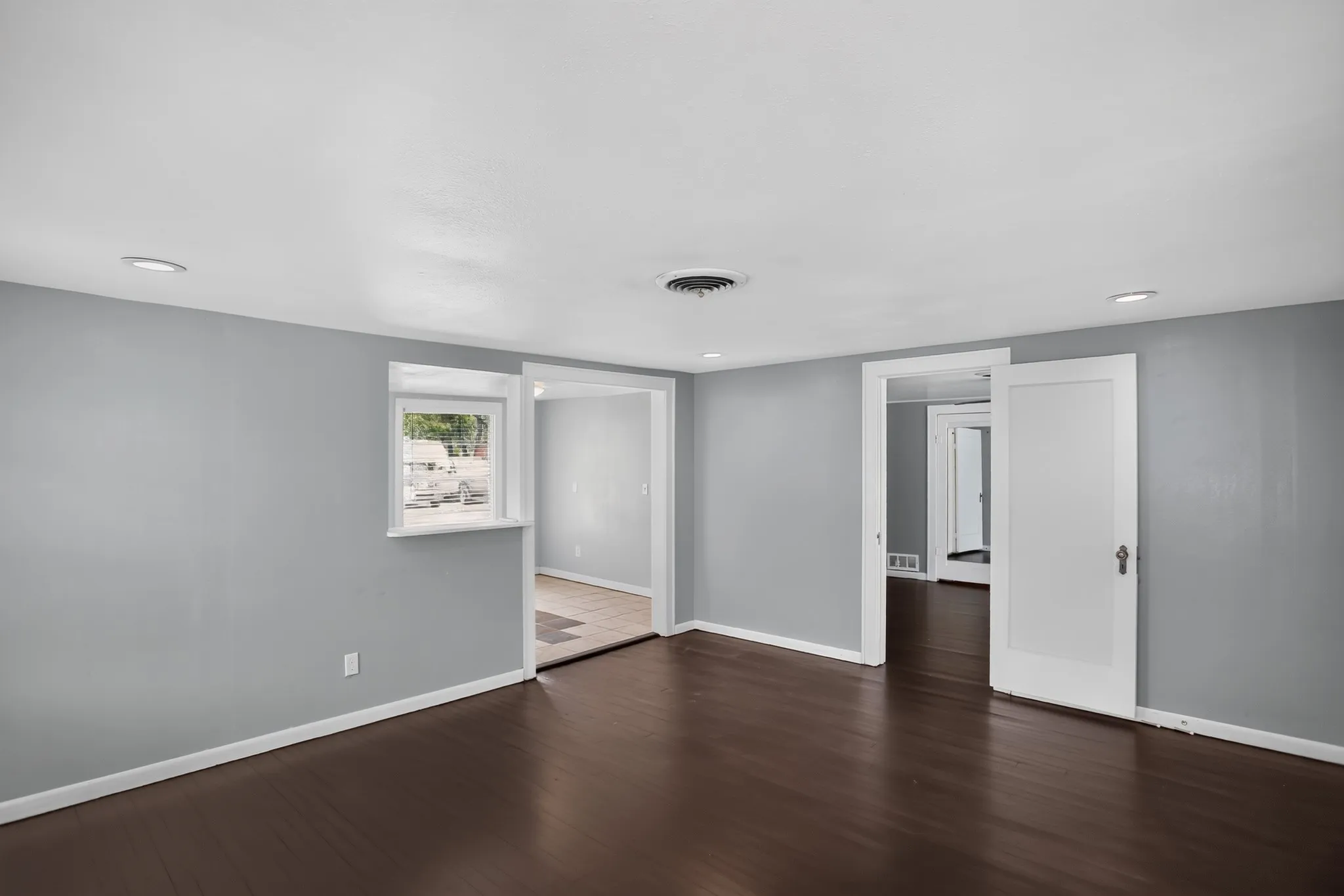 Single Family Residence For Sale in Tarrant County , 2811 Springdale Road, Fort Worth, Texas 76111, 2 Bedroom, 1 Bathroom, 1 Garage spaces, 976 Sqft, built in 1938, mls#21367759, Real Estate Agent in Fort Worth, Homes For Sale in Tarrant county, Homes For Sale in Fort Worth, Realtor in Fort Worth Texas, Real Estate Brokerage Independent Realty Texas, Luminita Cordes Realtor